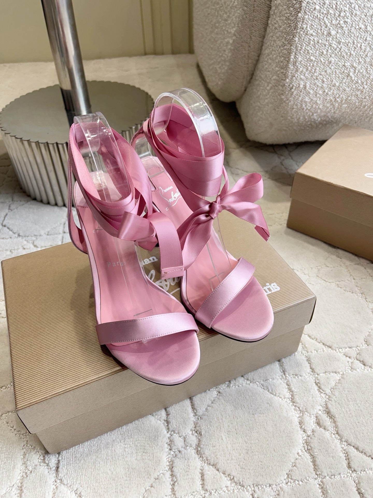 Босоножки женские в стиле Christian Louboutin So Kate из натурального шелка с лентами розового цвета