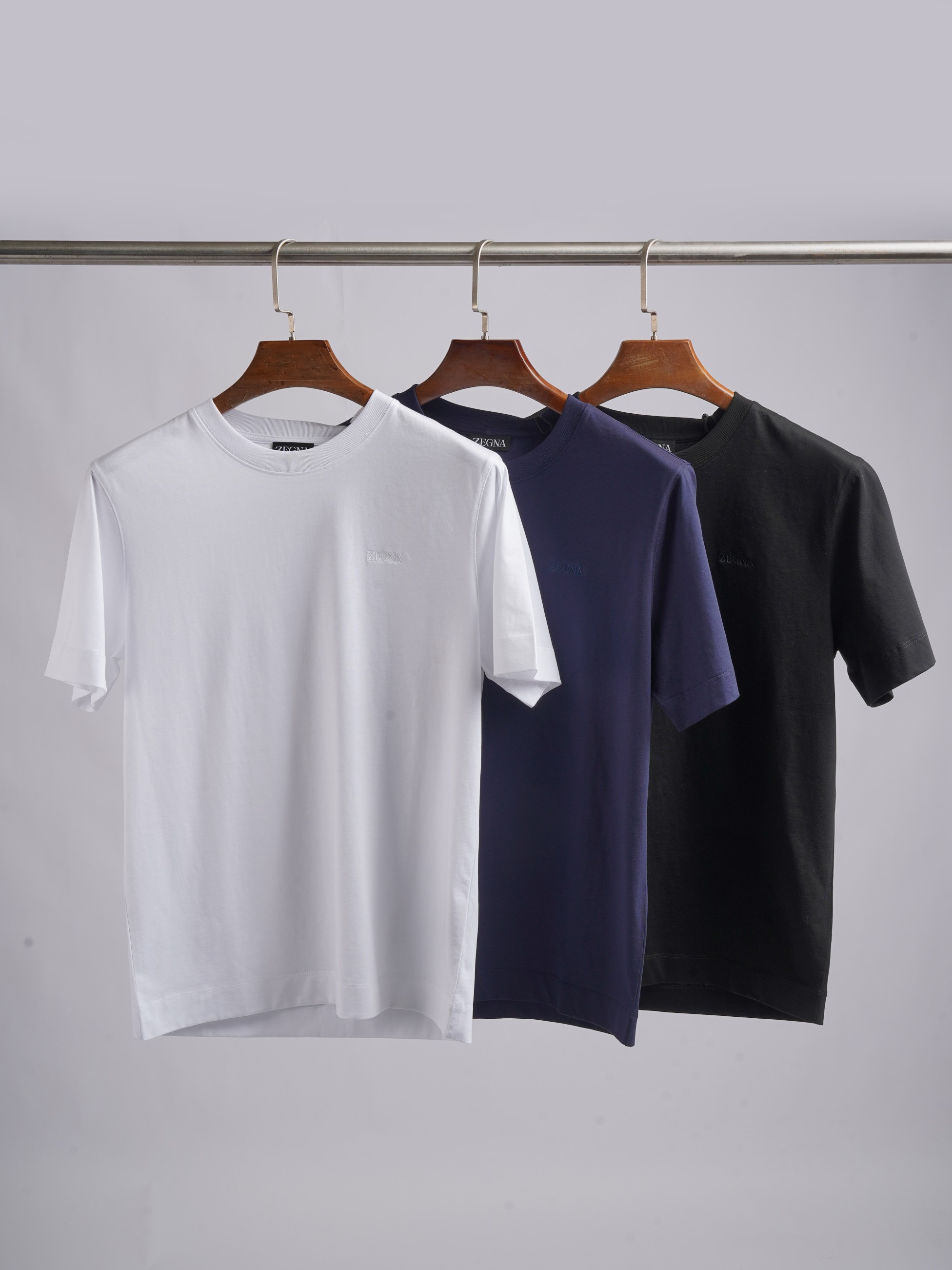 Футболка мужская в стиле Zegna из хлопка с вышивкой в тон чёрного цвета