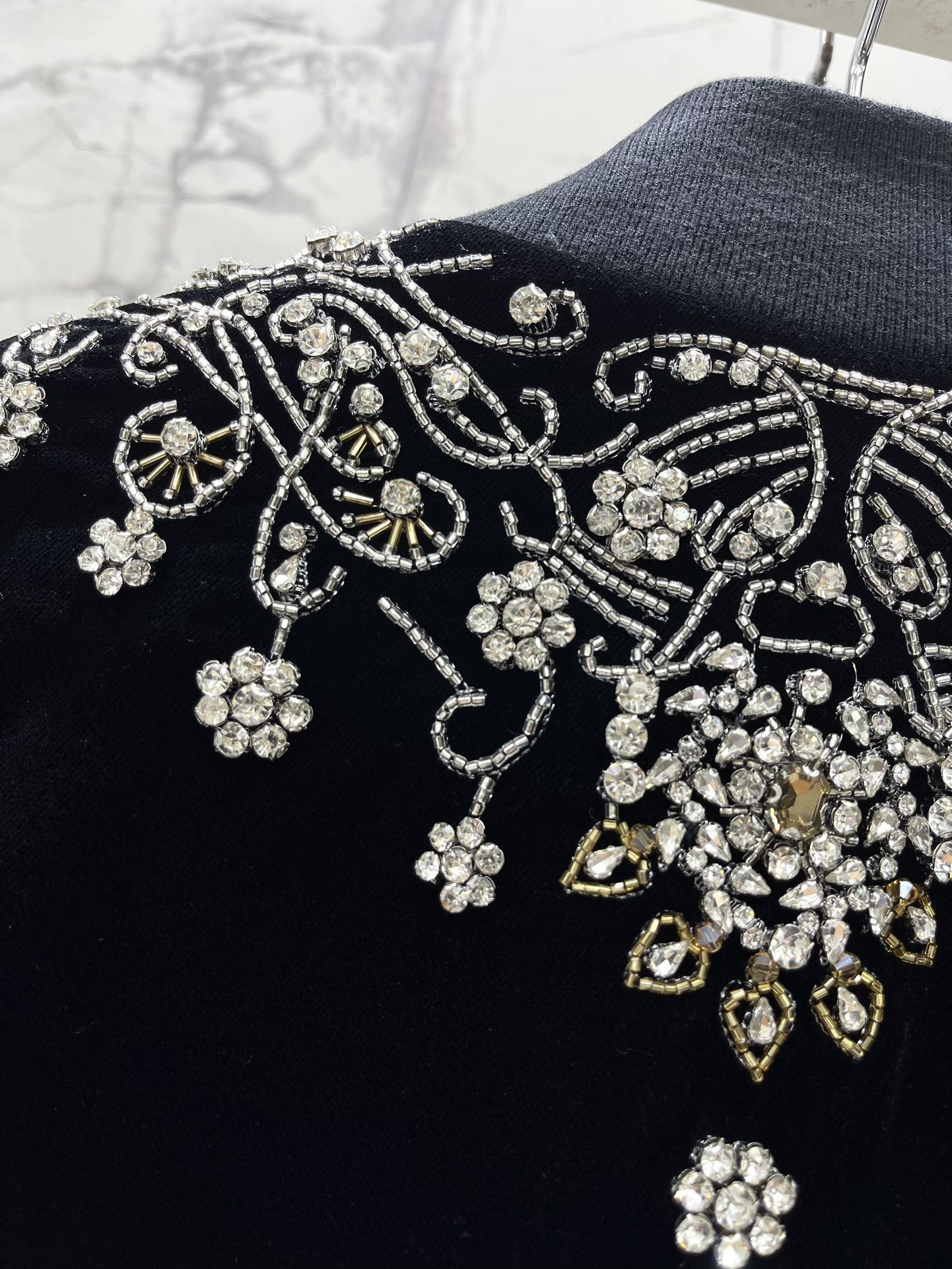 Жакет женский в стиле Celine из бархатной ткани чёрного цвета с ручной вышивкой и жемчужным декором