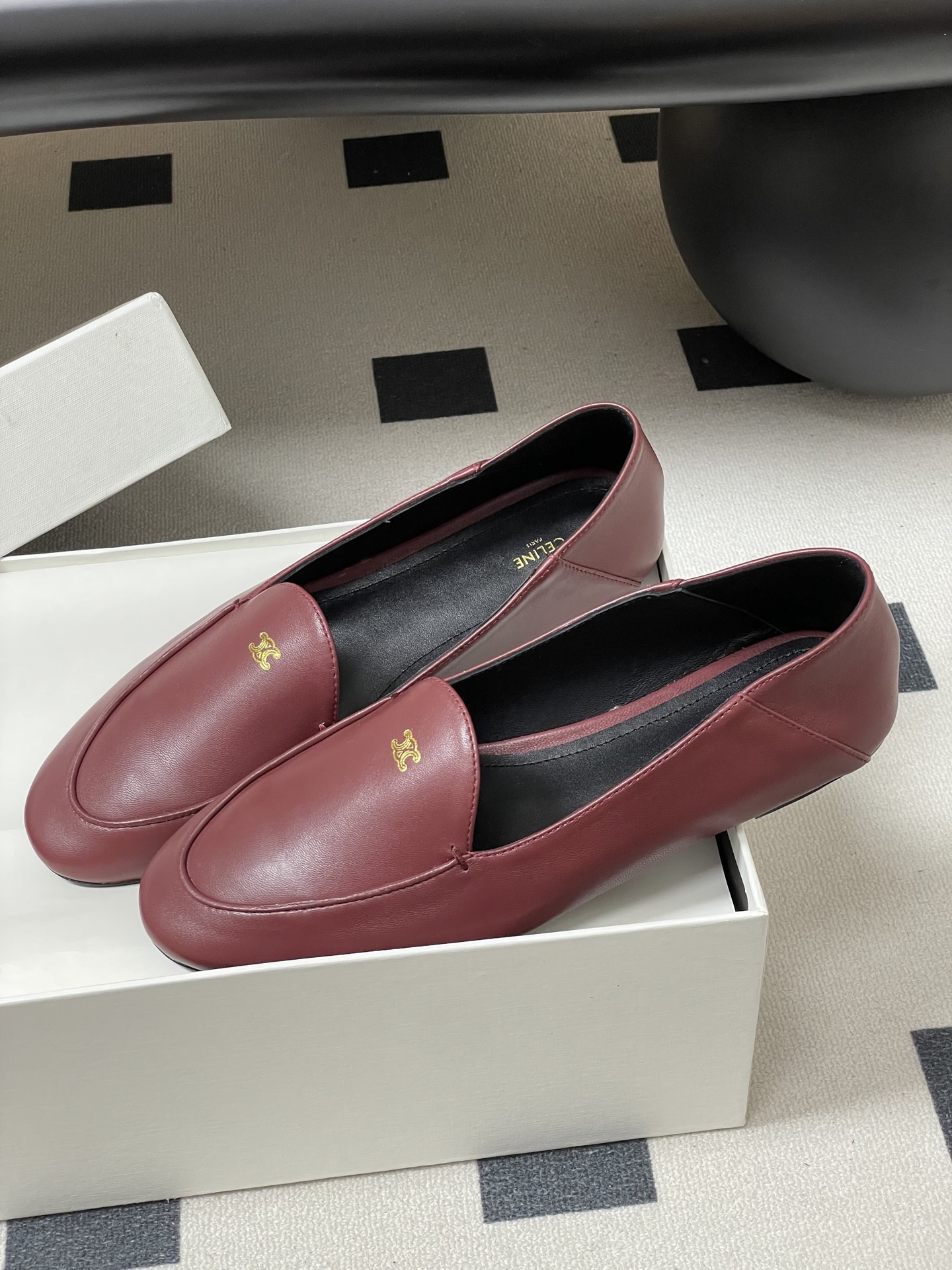 Лоферы женские в стиле Celine бордового цвета