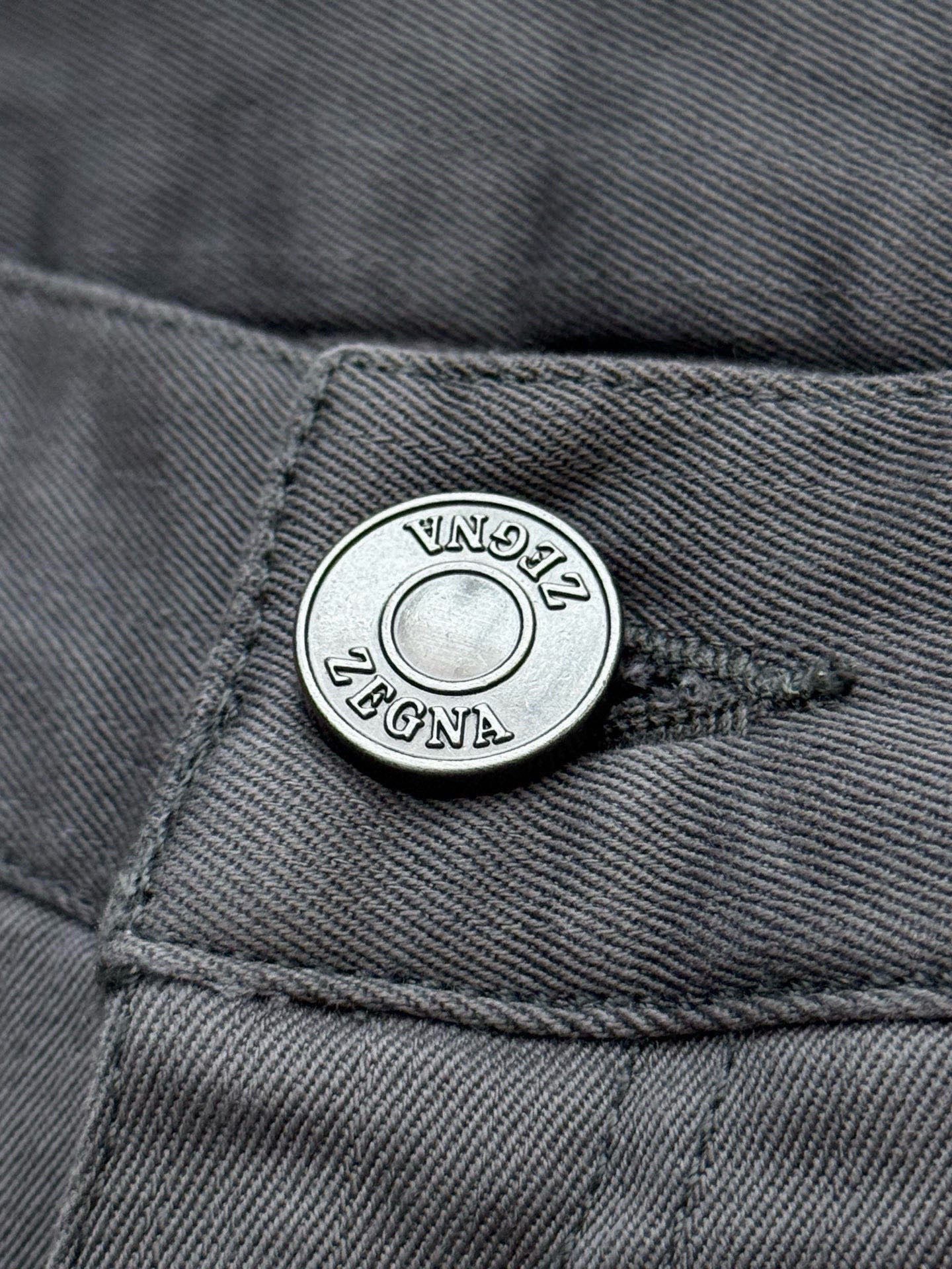 Джинсы мужские в стиле Zegna серого цвета с кожаным патчем