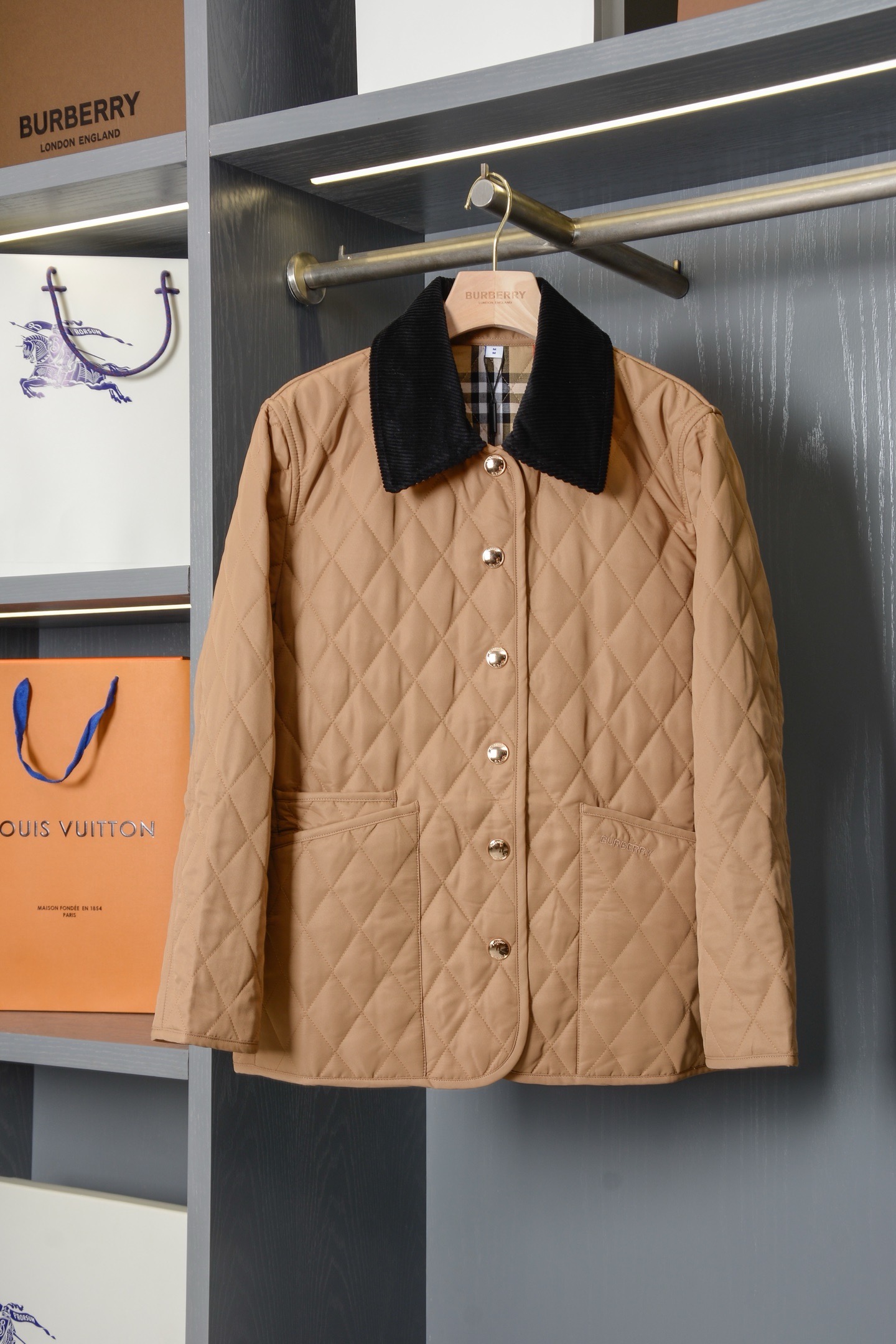 Куртка женская в стиле Burberry укороченная светло-коричневого цвета