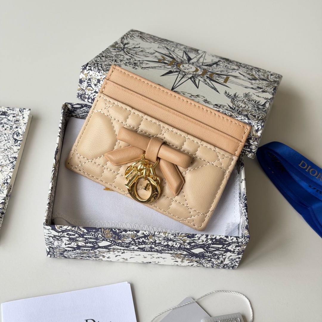 Кошелёк женский Dior бежевого цвета