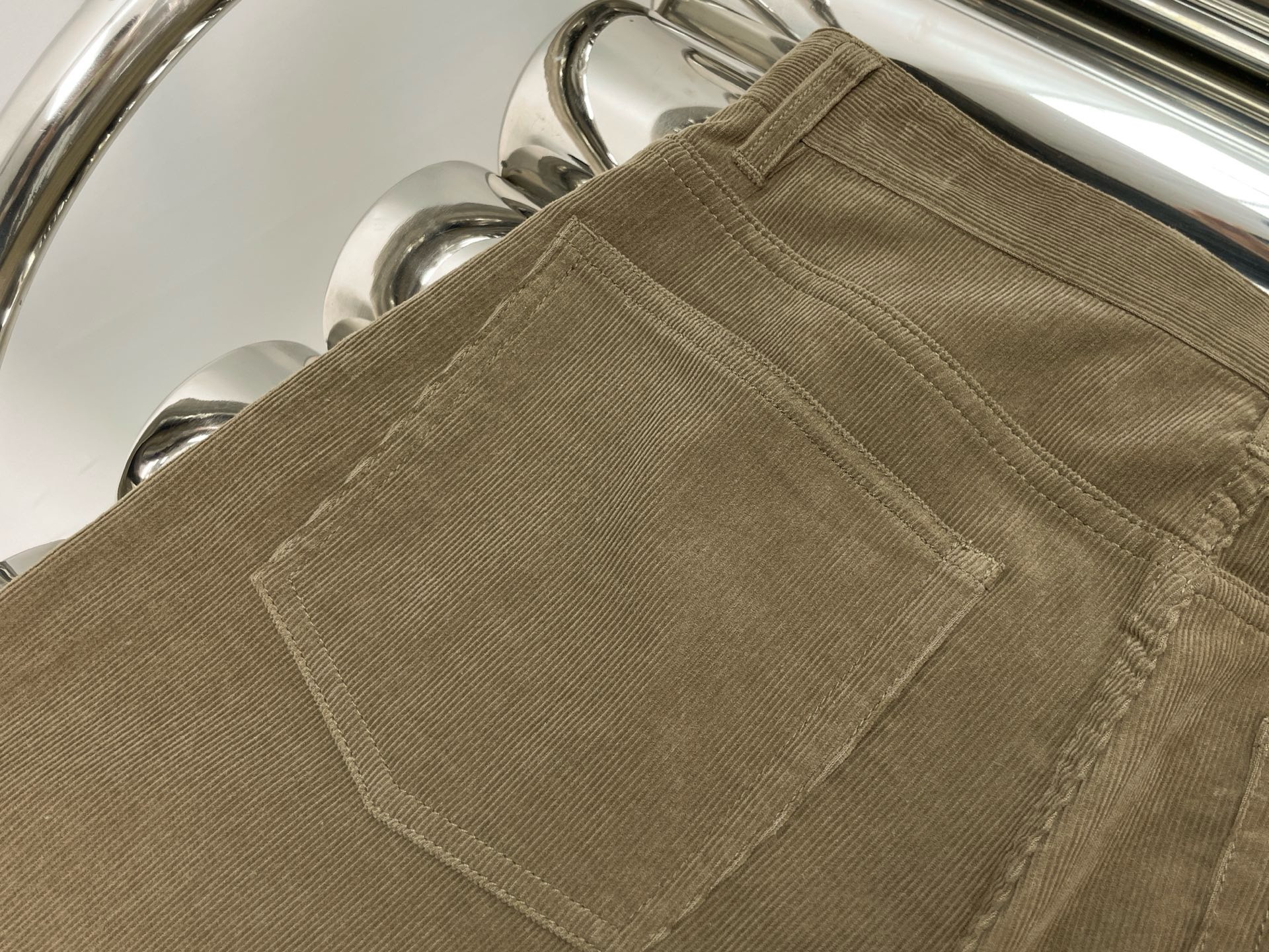 Брюки женские в стиле The Row песочного цвета с прямым кроем