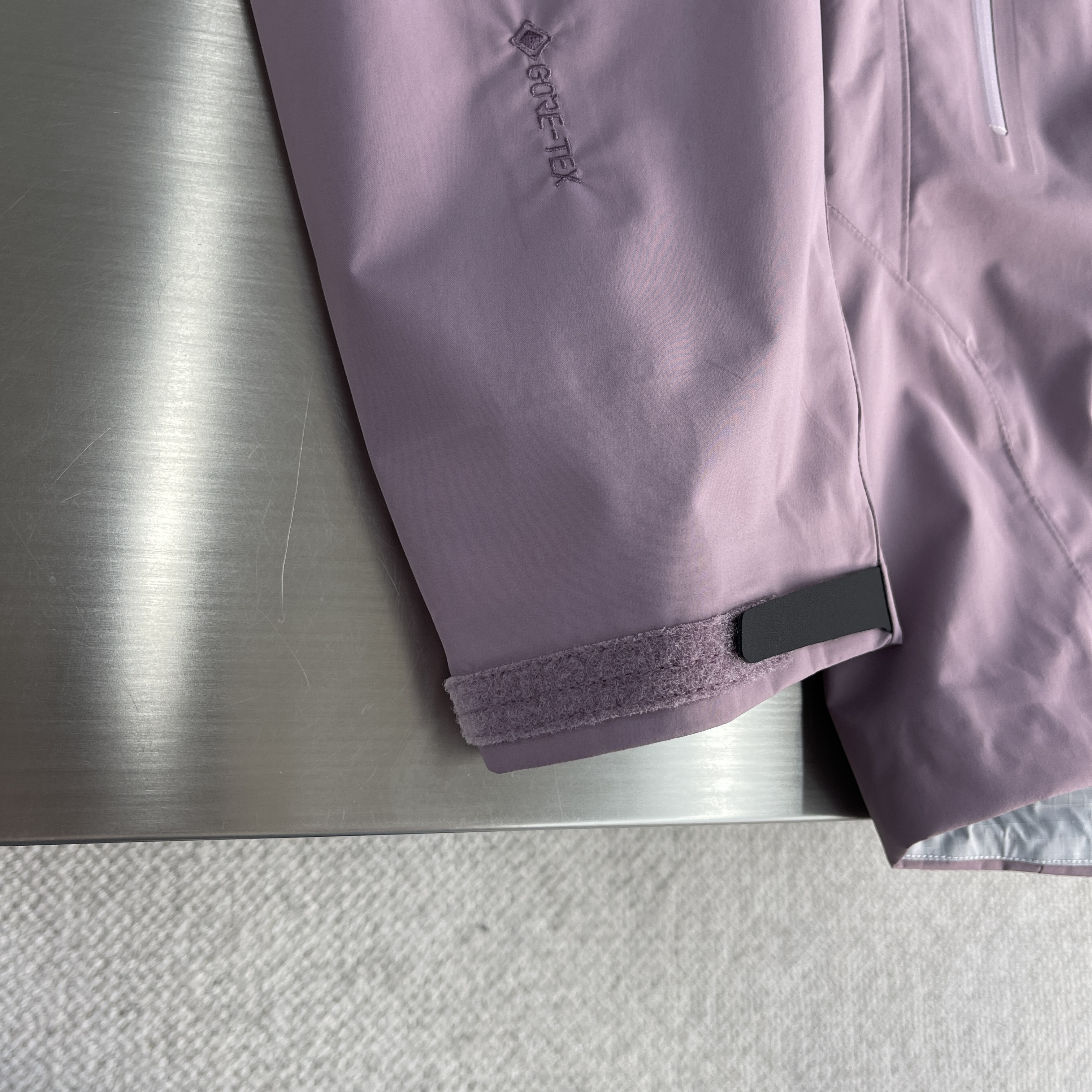 Куртка унисекс в стиле Arc'teryx Beta SL и с капюшоном пудрово-розового цвета