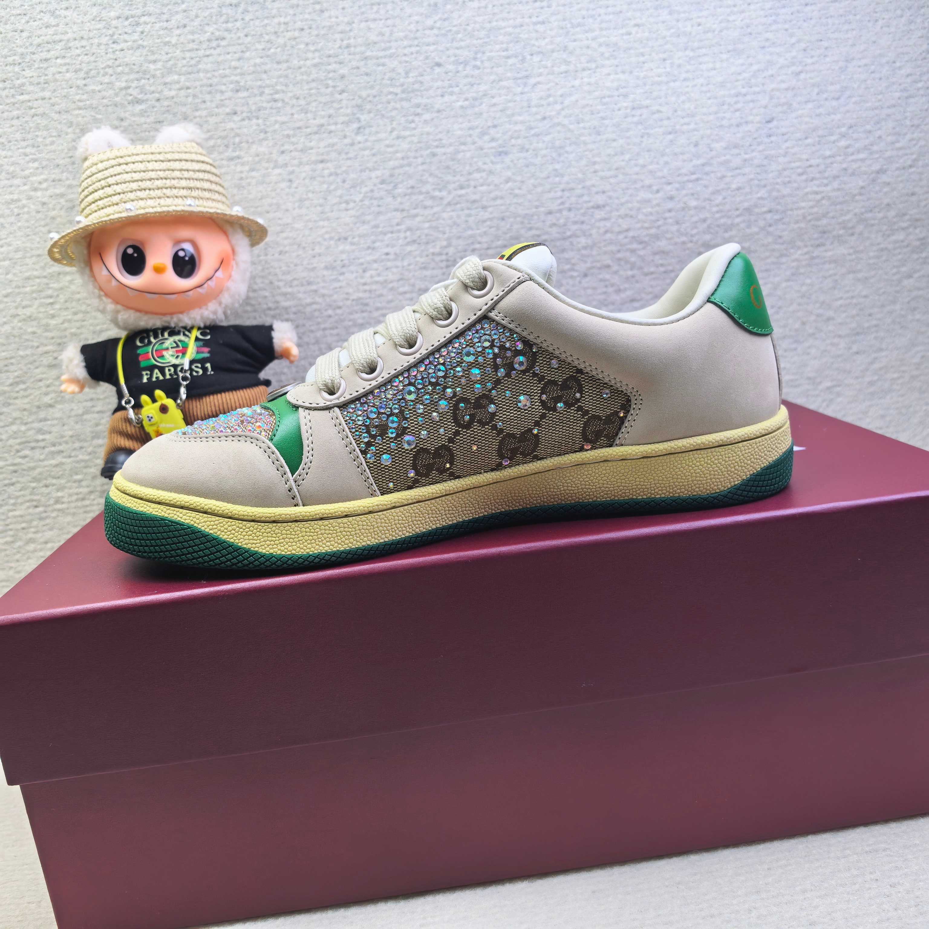 Кроссовки унисекс в стиле Gucci бежевого цвета с зелёными акцентами и декором