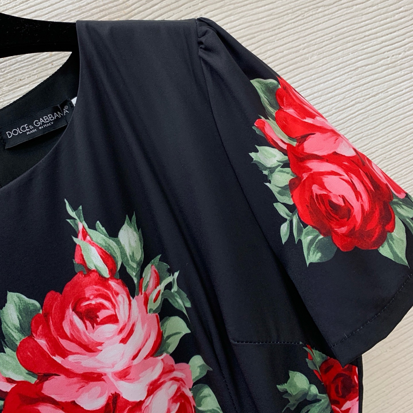 Платье женское Dolce & Gabbana чёрного цвета с красными розами