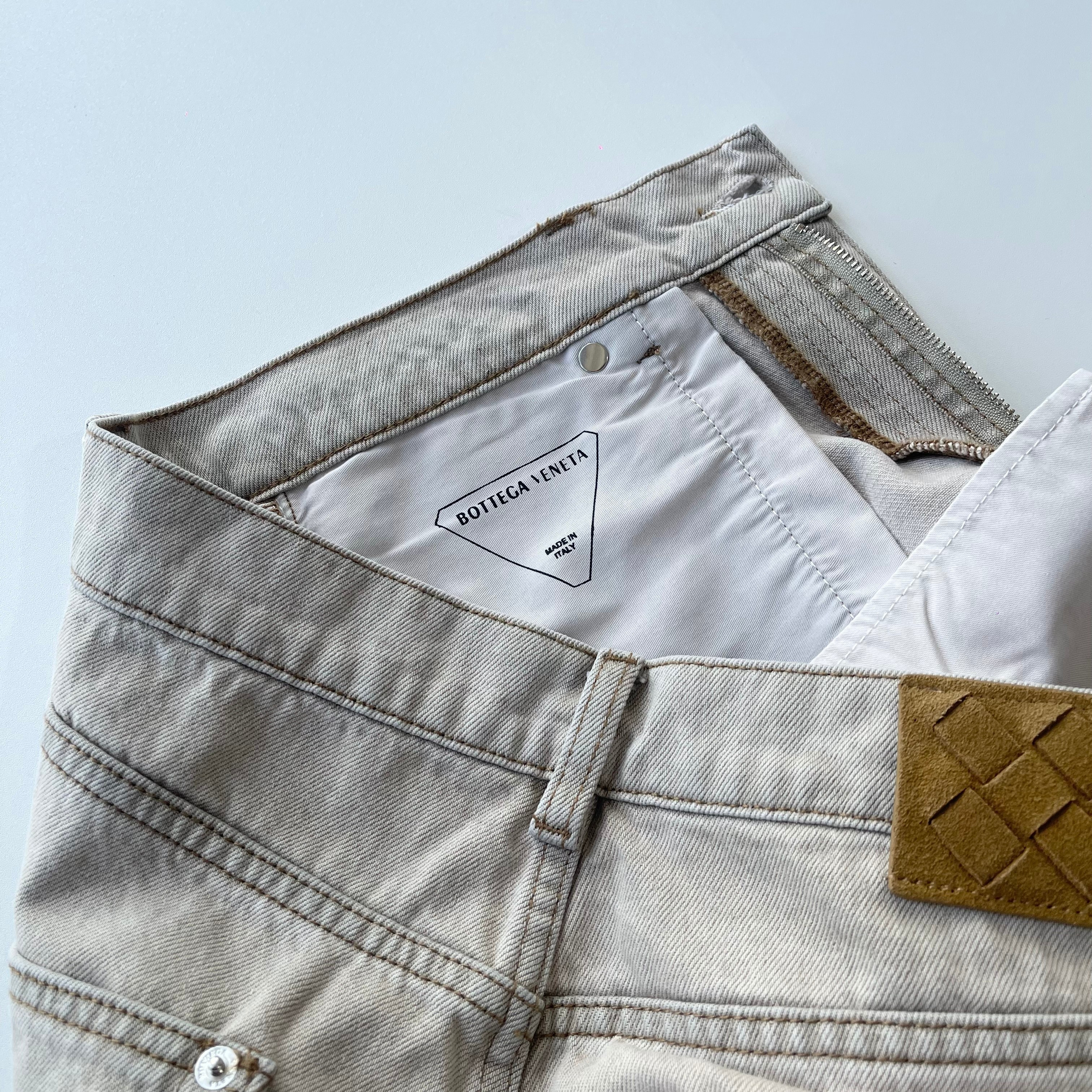 Джинсы мужские в стиле Bottega Veneta Vienna из итальянского денима бежевого цвета