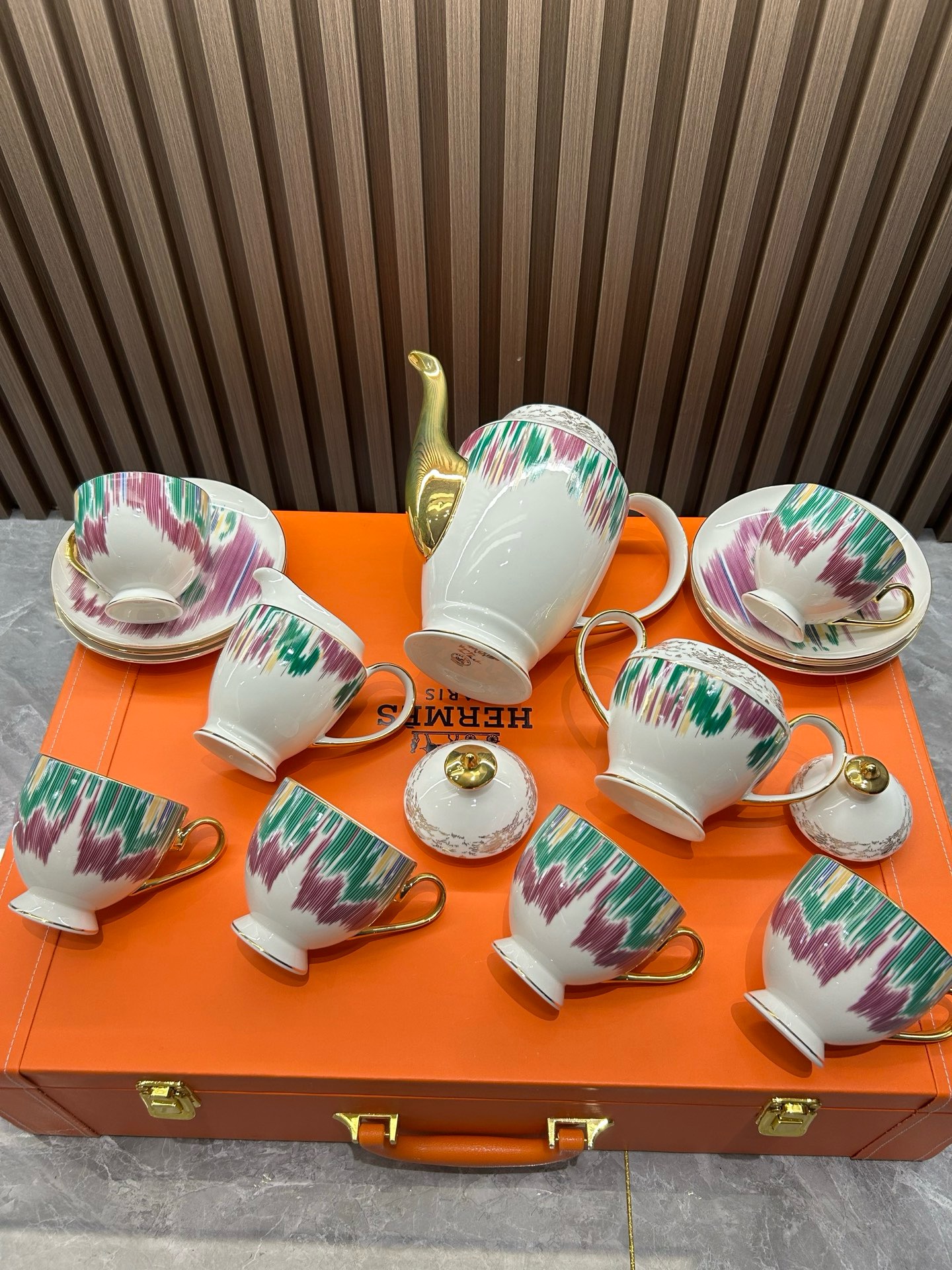 Чайно-кофейный сервиз Hermes из костяного фарфора с декоративной росписью