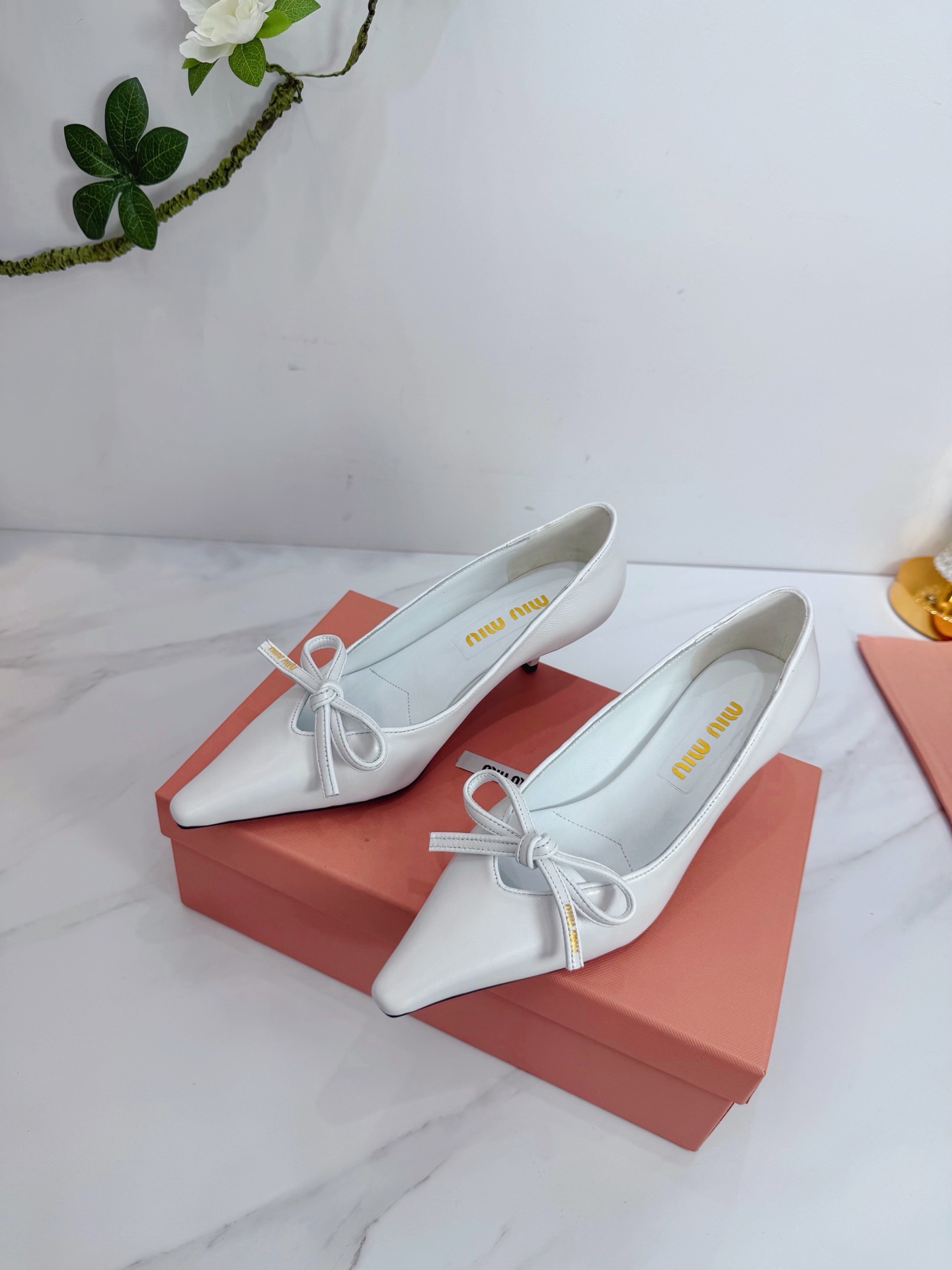Туфли женские Miu Miu из натуральной кожи белого цвета