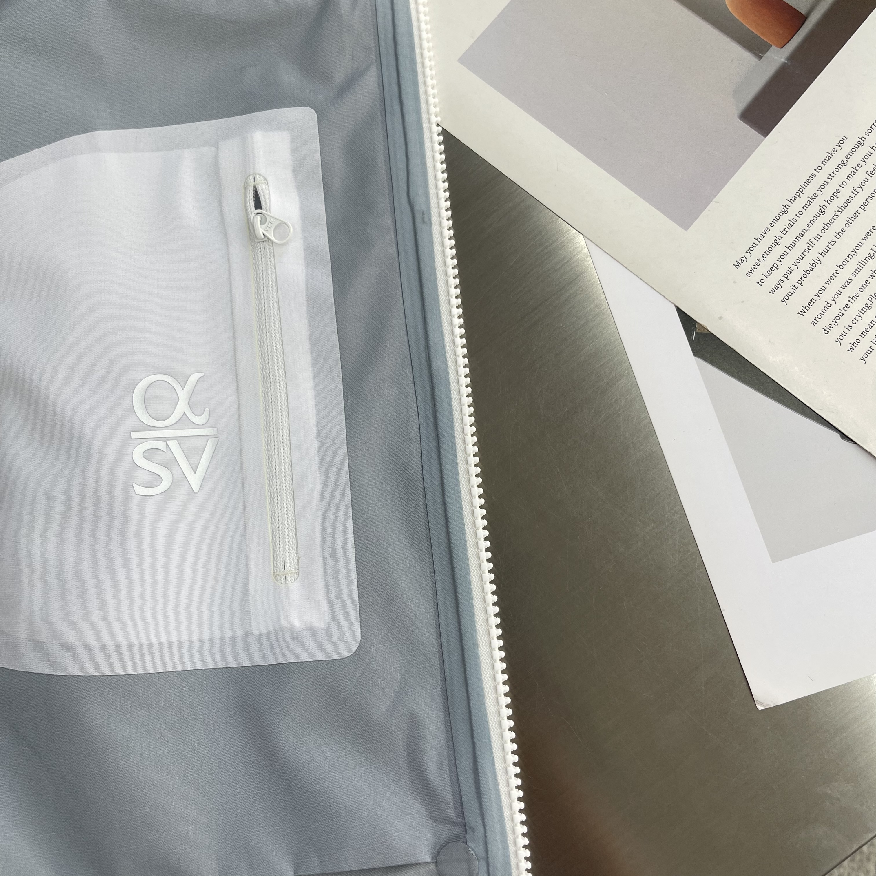 Куртка унисекс в стиле Arc'teryx Alpha SV с капюшоном белого цвета