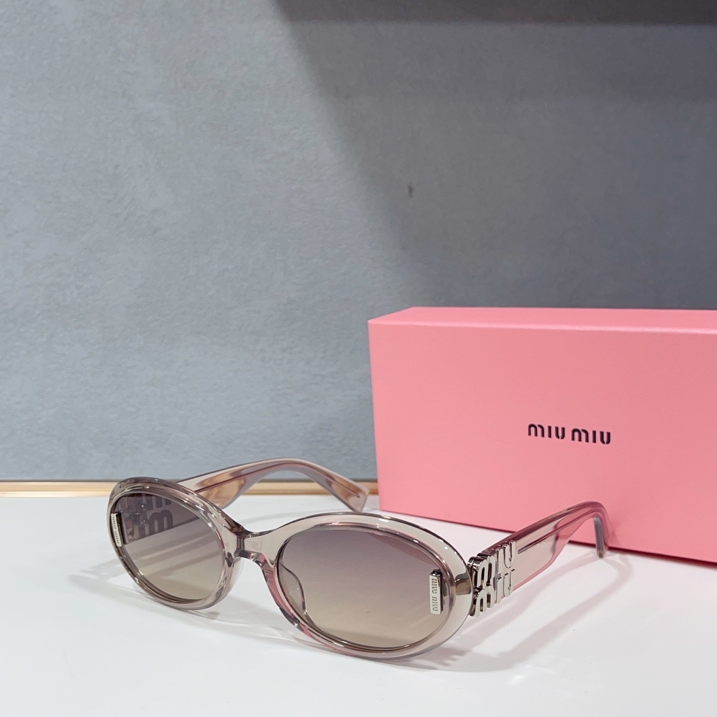 Очки солнцезащитные женские в стиле Miu Miu овальной формы