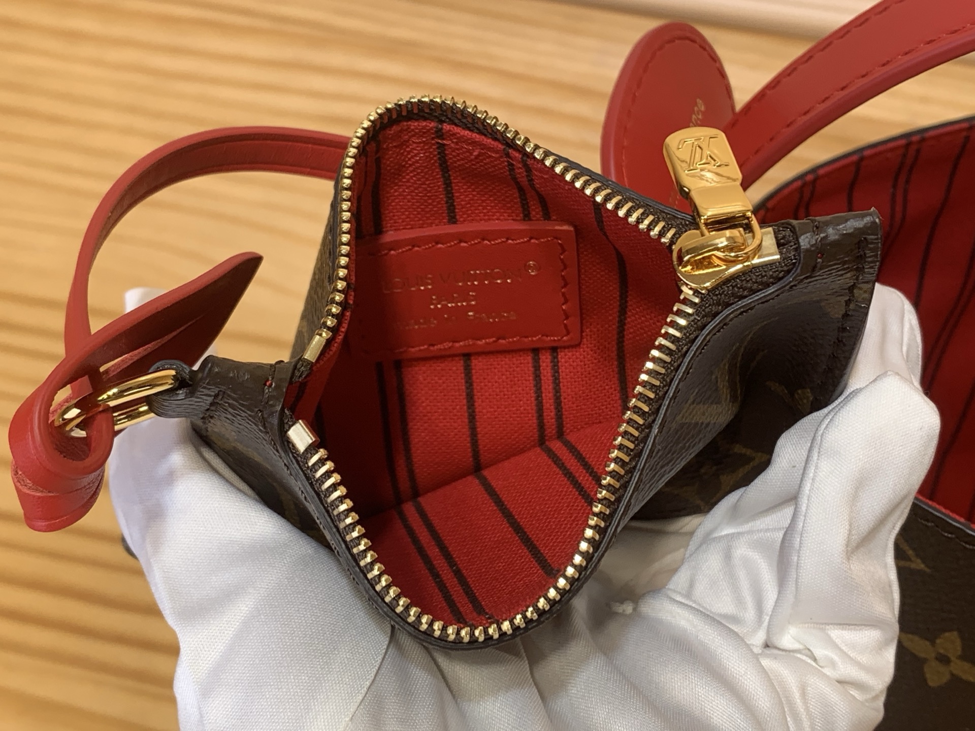 Сумка женская в стиле Louis Vuitton All In BB Monogram с красными акцентами