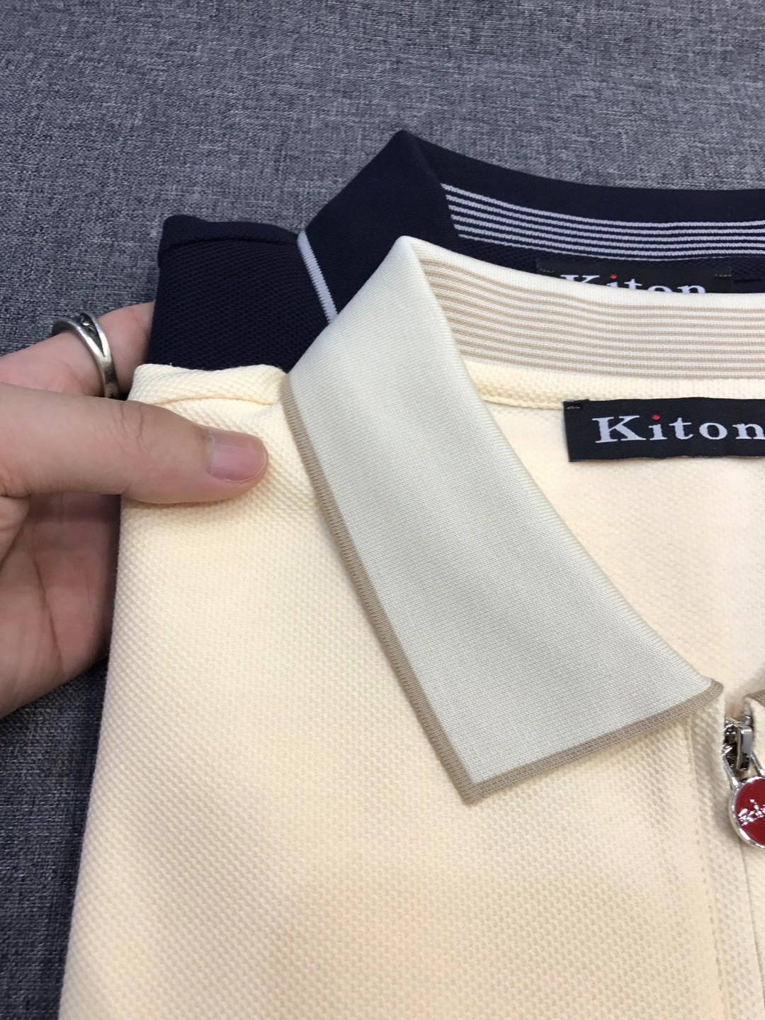 Поло мужское в стиле Kiton молочного цвета с коротким рукавом