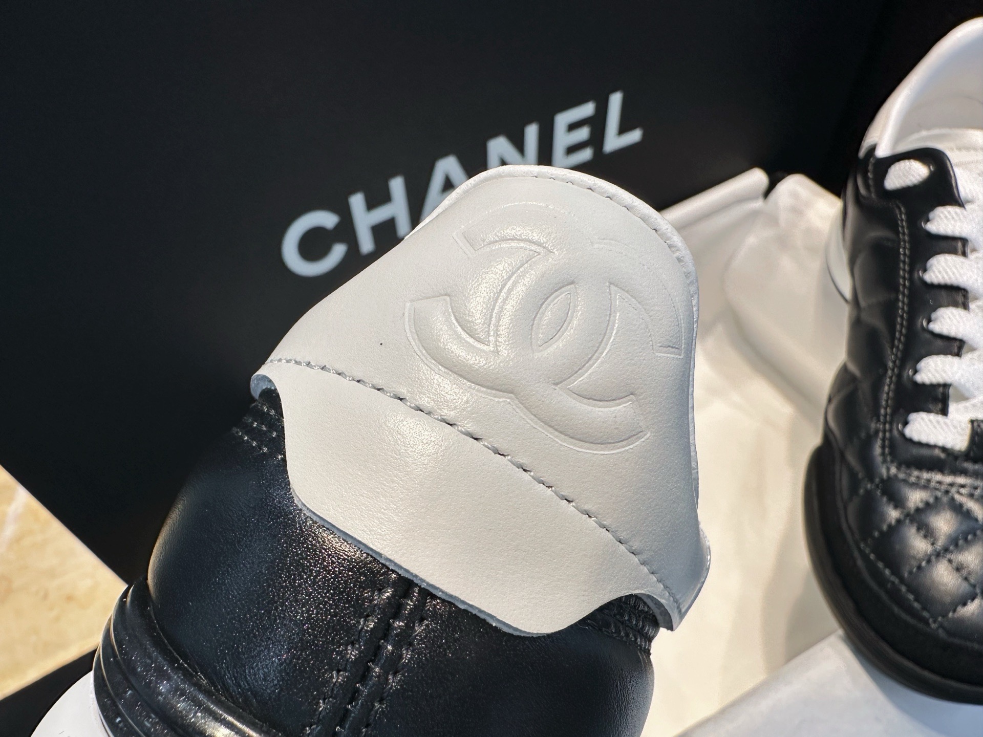 Кроссовки Chanel черного цвета с белыми вставками