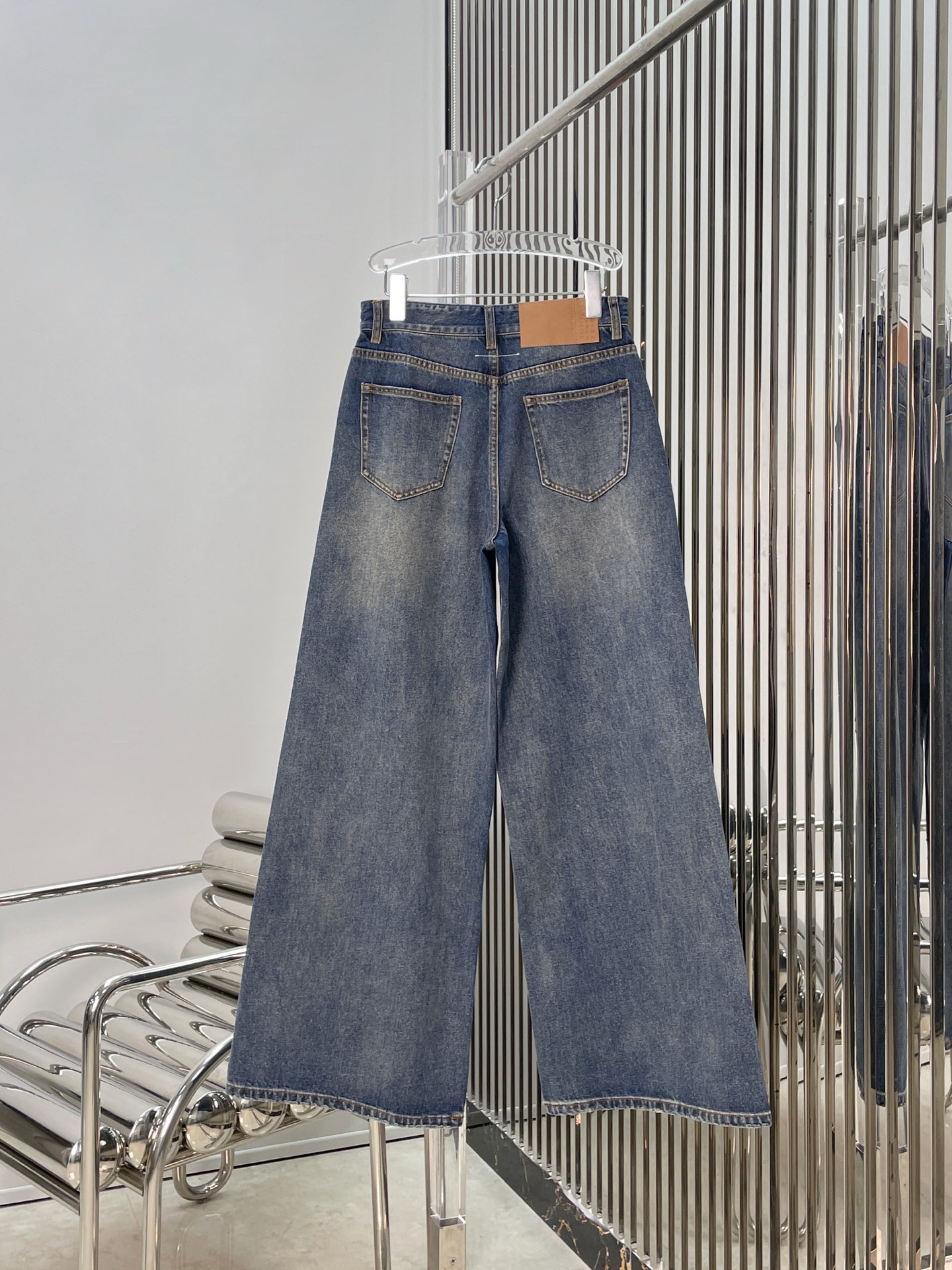 Джинсы женские в стиле Maison Margiela синего цвета широкие с эффектом потертости