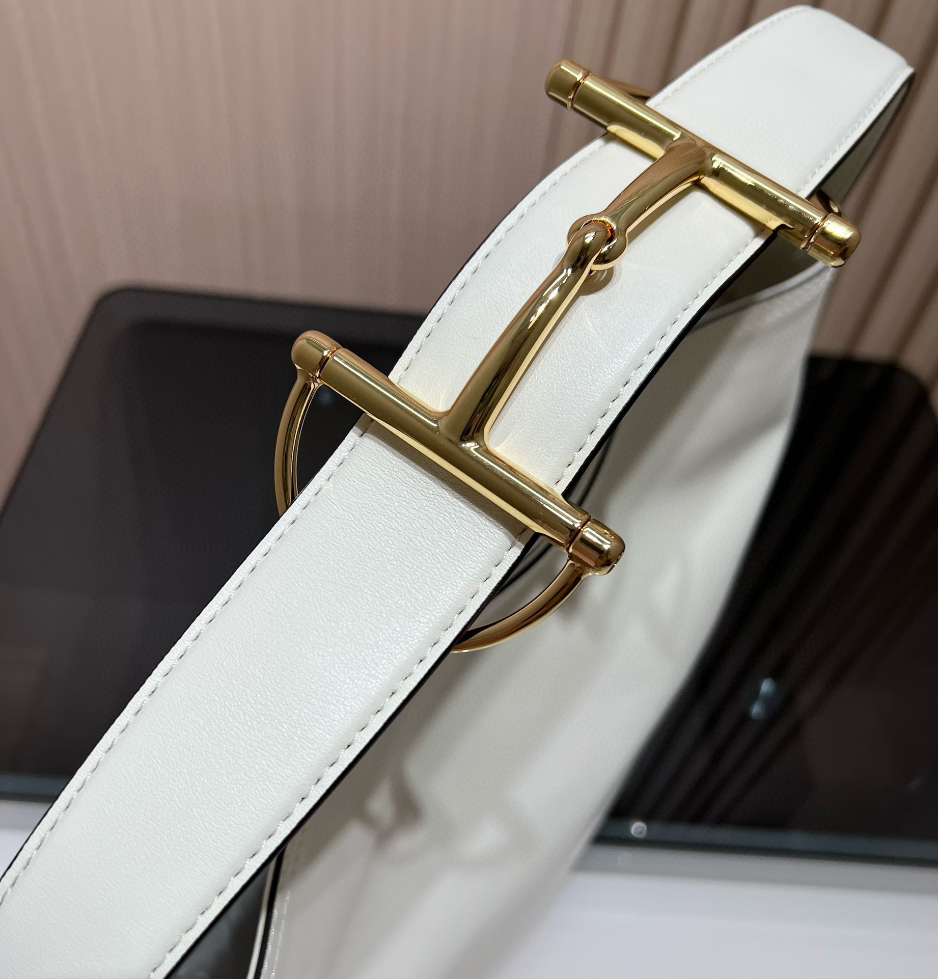 Сумка женская в стиле Gucci Beatrix из натуральной кожи молочно-белого цвета с декоративной пряжкой