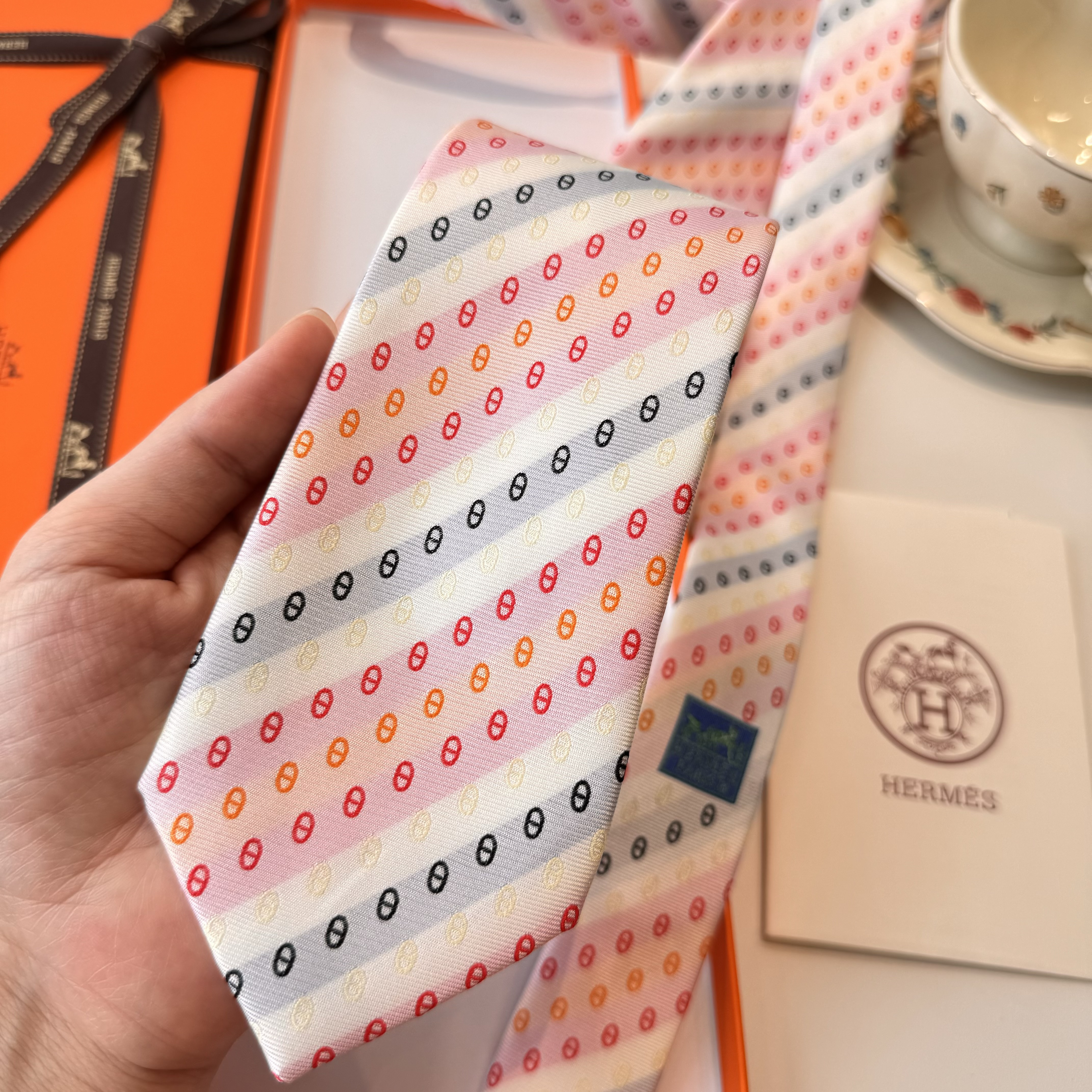 Галстук мужской в стиле Hermès белого цвета с диагональным узором