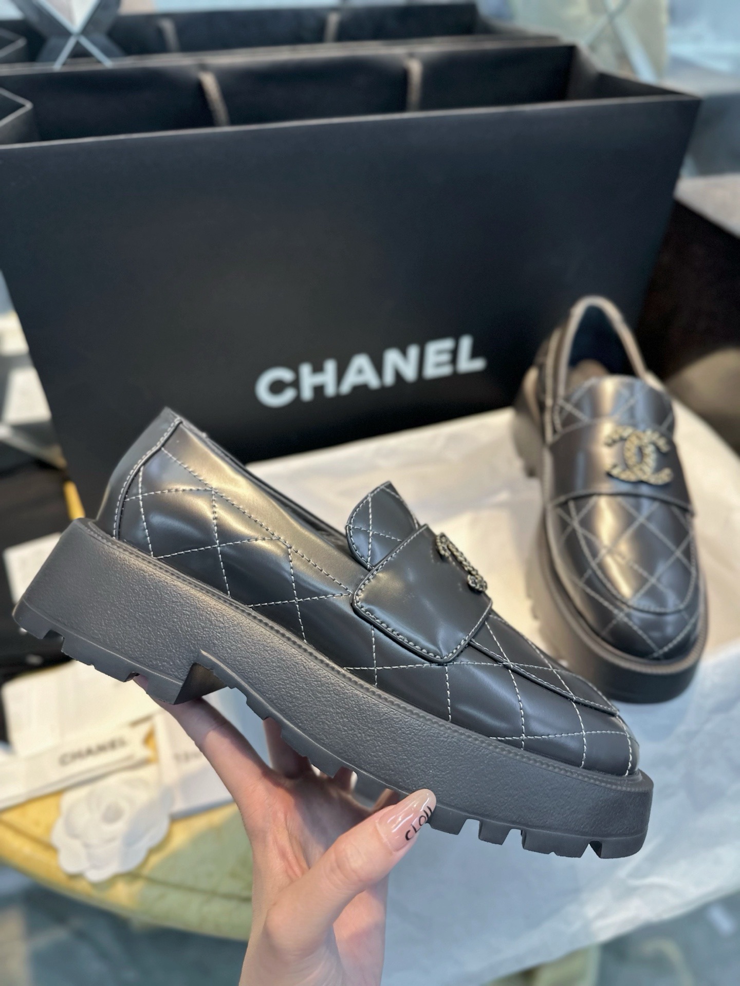 Лоферы женские в стиле Chanel 24B из натуральной кожи серого цвета