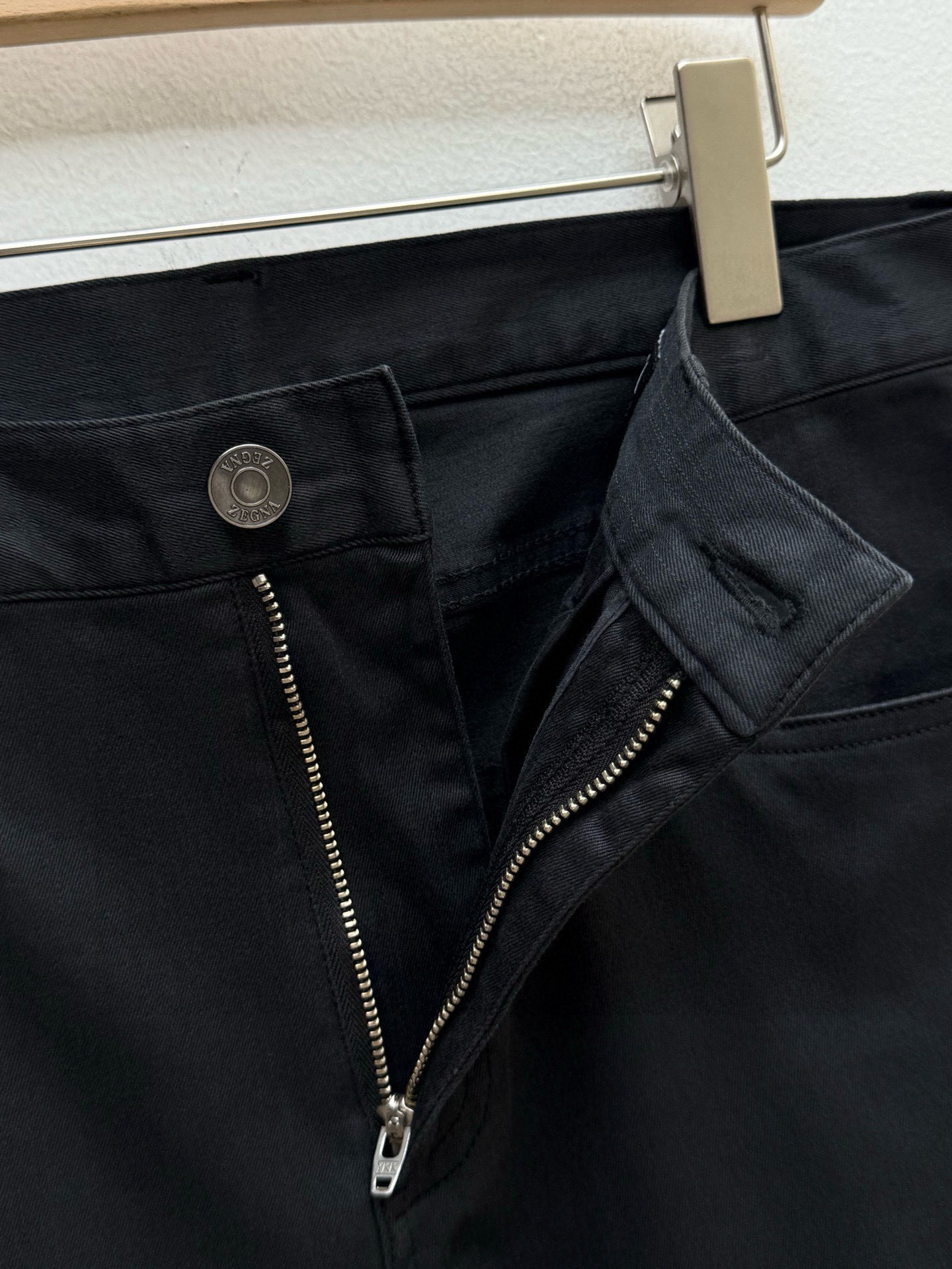 Джинсы мужские в стиле Zegna  чёрного цвета с кожаным патчем