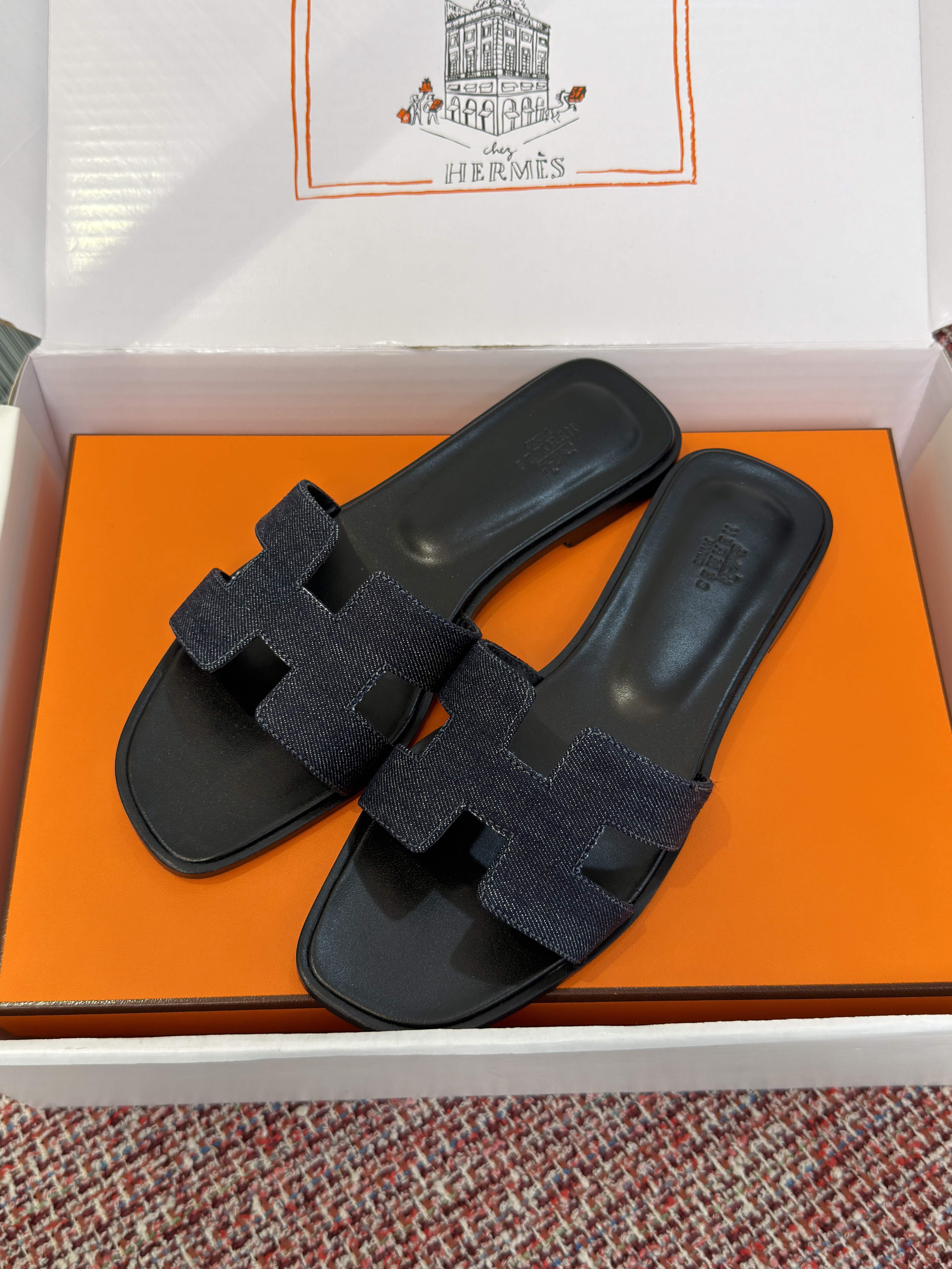 Шлёпанцы женские в стиле Hermès Oran тёмно-серого цвета