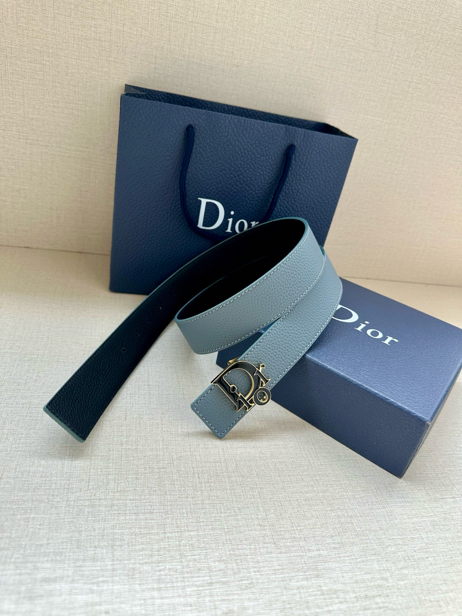Ремень мужской двусторонний в стиле Dior Dior Charm из натуральной кожи серо-голубого цвета