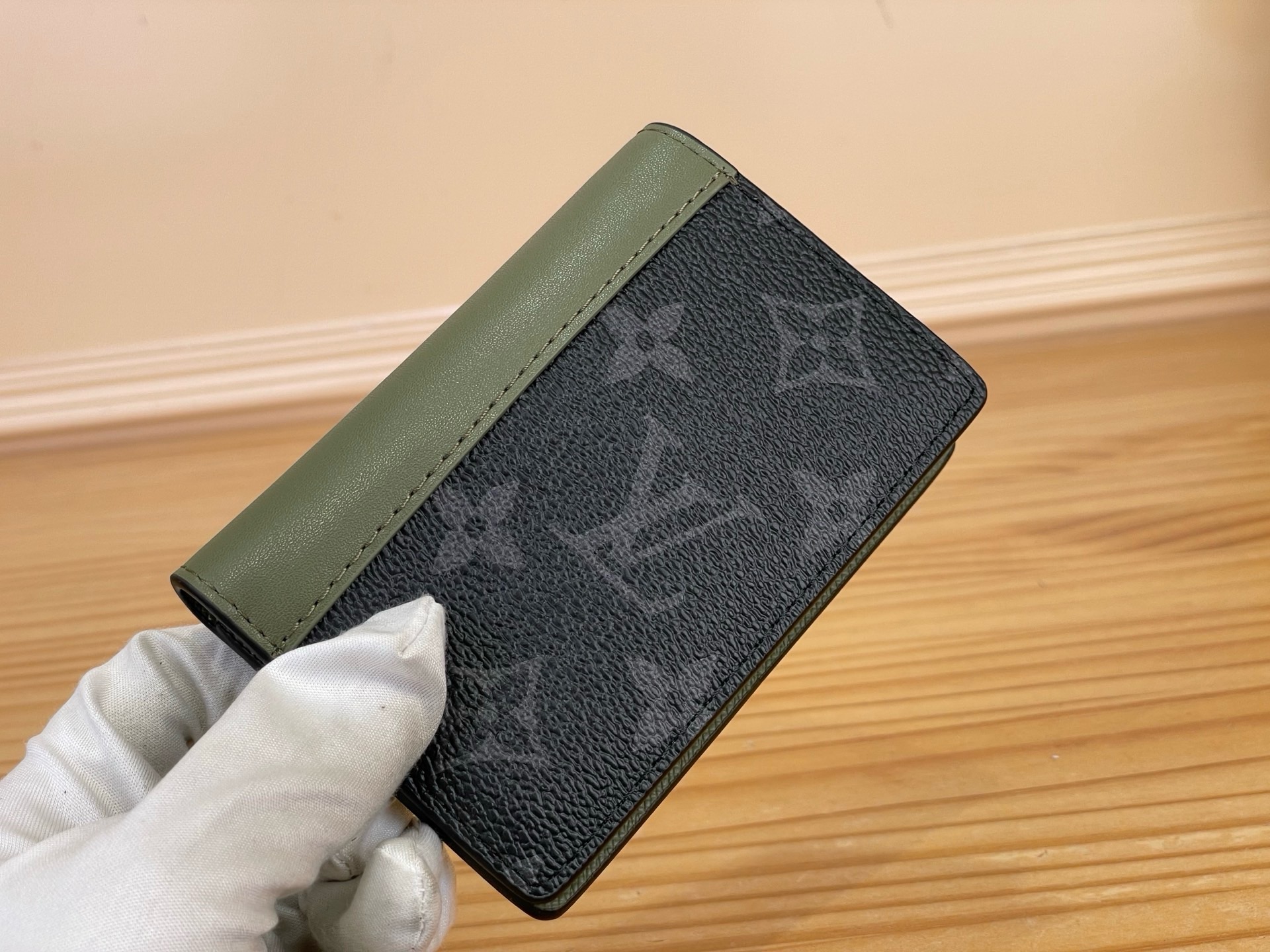 Кошелёк Louis Vuitton чёрно-зелёного цвета