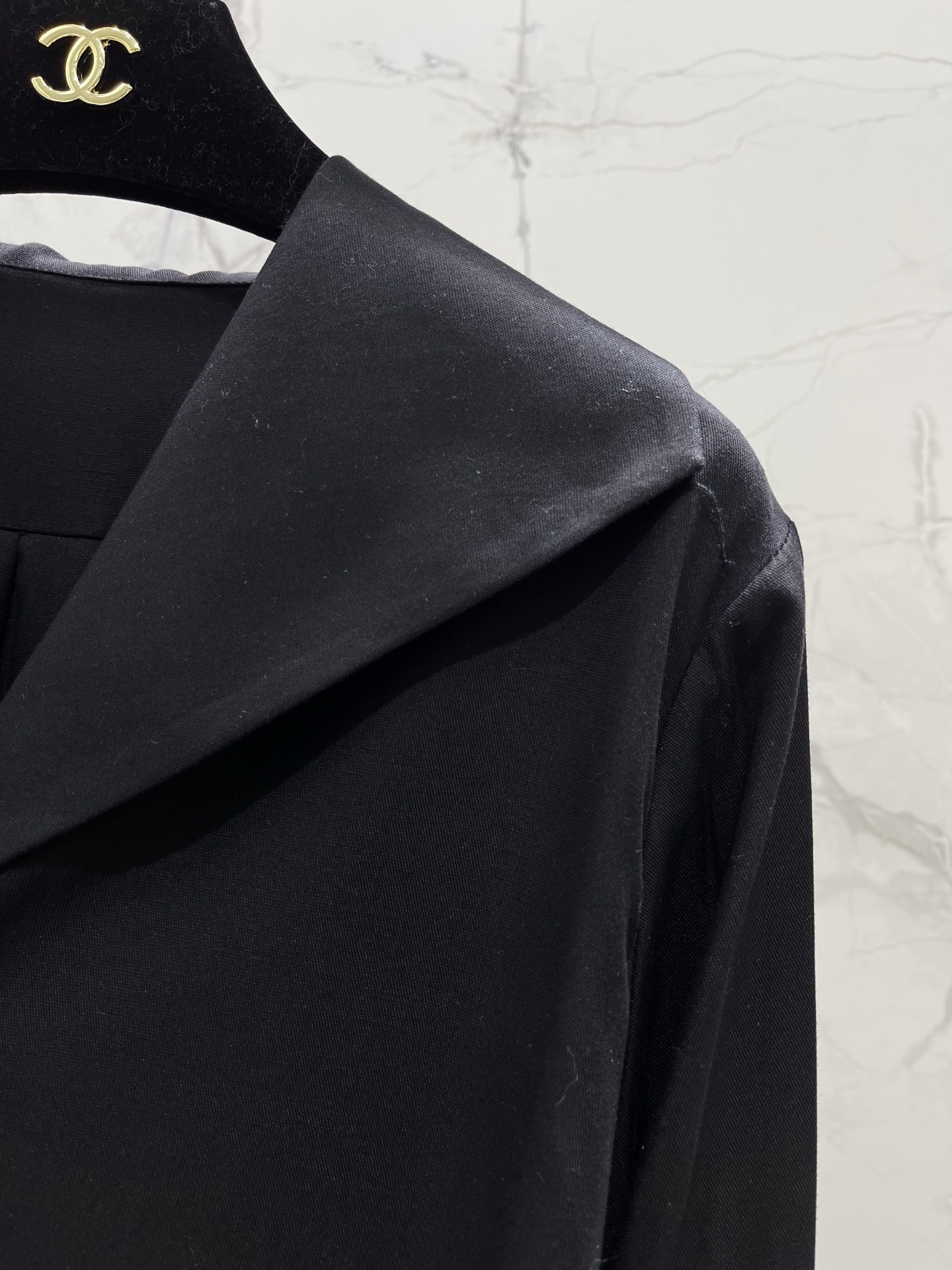 Блуза женская в стиле Chanel чёрного цвета с V-образным вырезом