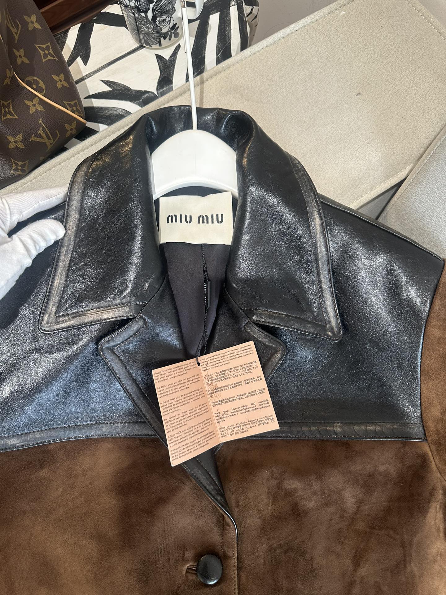 Куртка женская в стиле Miu Miu из натуральной замши и кожи коричневого цвета с контрастной кожаной отделкой