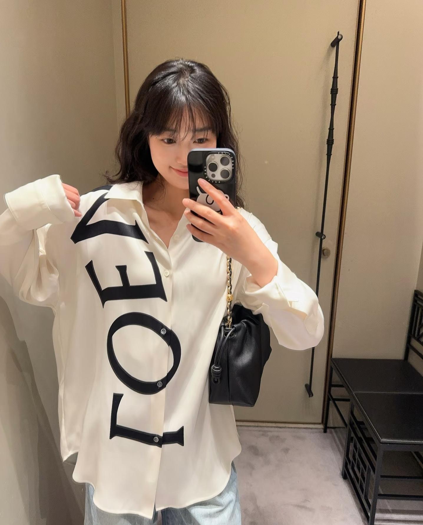 Рубашка унисекс в стиле Loewe белого цвета с логотипом 