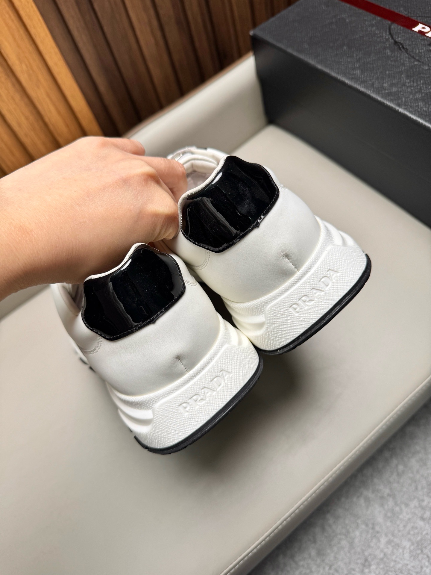 Кроссовки мужские в стиле Prada белого цвета с контрастной отделкой