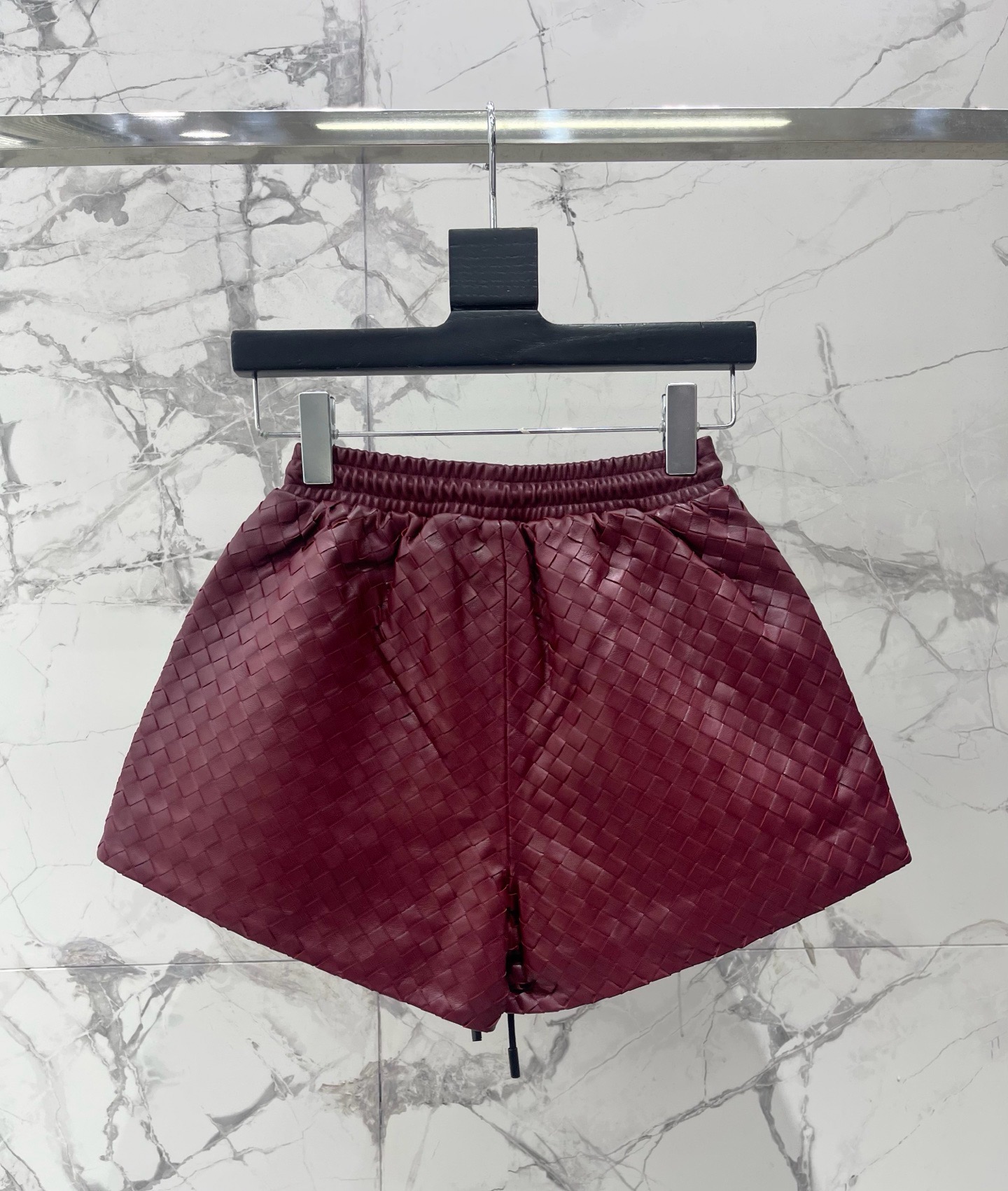 Шорты женские Bottega Veneta бордового цвета с плетением Intrecciato