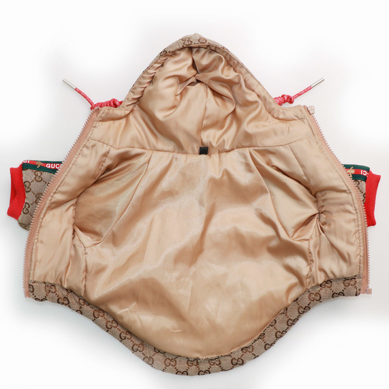 Куртка-дождевик для собак в стиле Gucci Monogram с капюшоном и мотивом пчелы