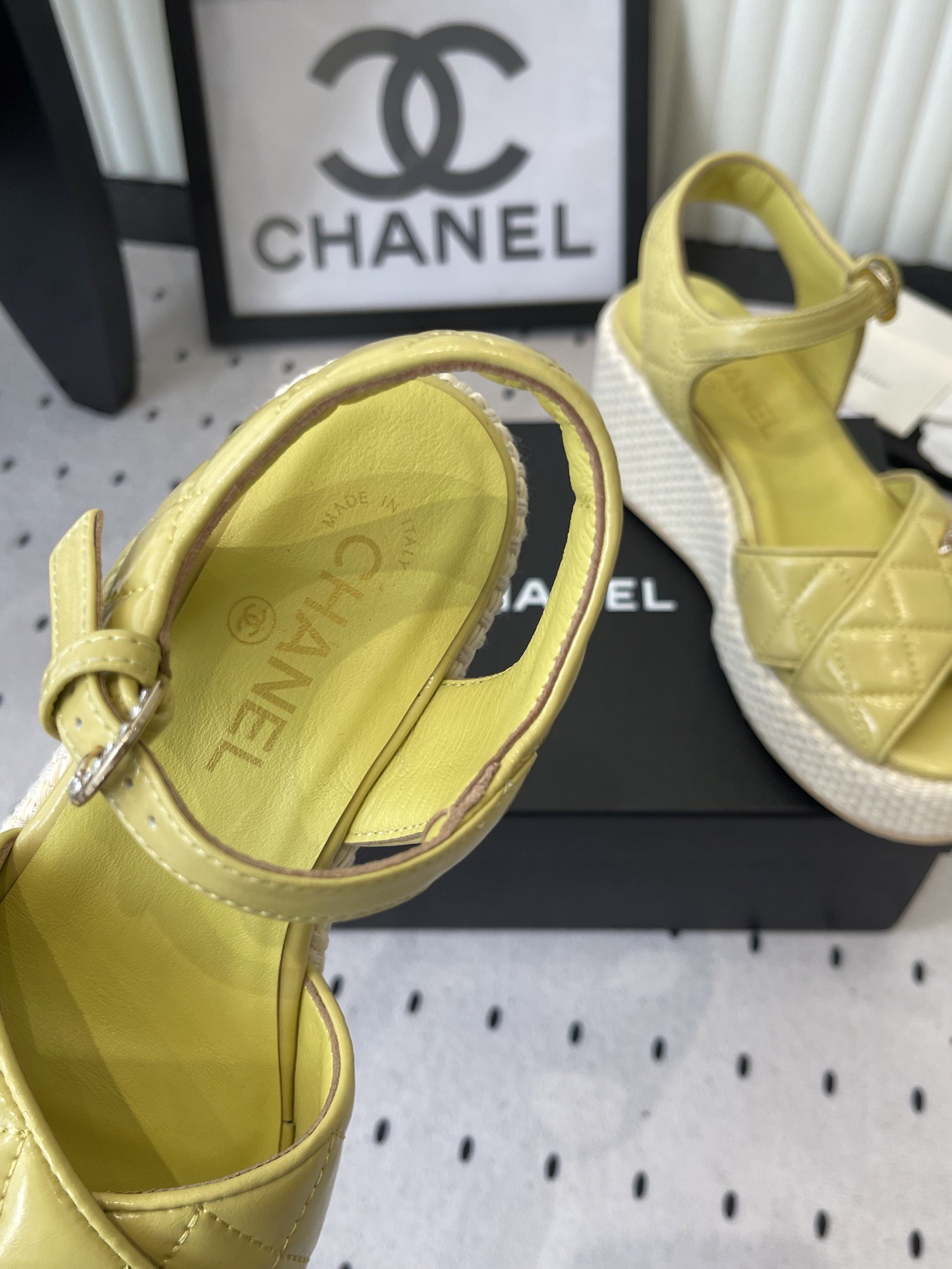 Босоножки женские в стиле Chanel желтого цвета на платформе