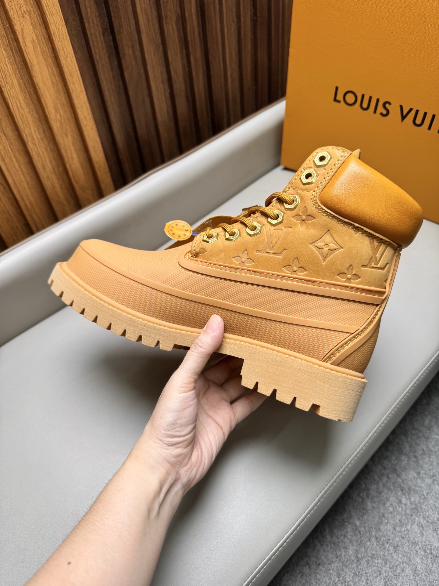 Ботинки мужские Louis Vuitton LV Remix Combat Boot песочного цвета