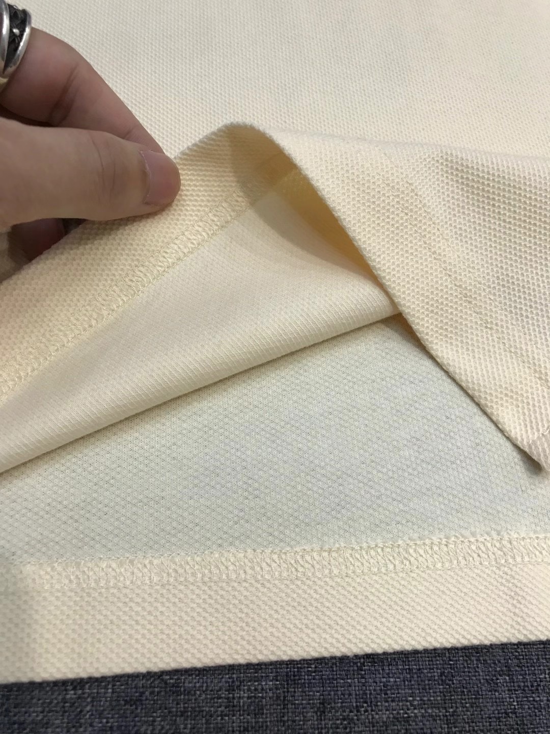 Поло мужское в стиле Kiton молочного цвета с коротким рукавом