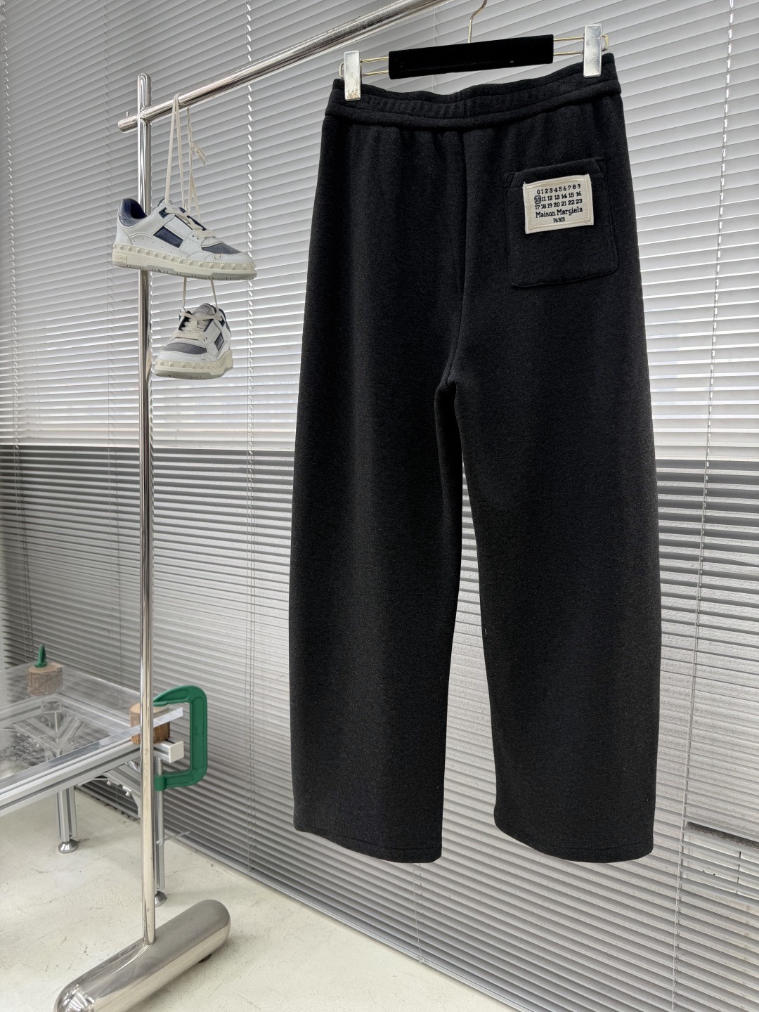 Брюки мужские в стиле Maison Margiela тёмно-серого цвета с утеплённой подкладкой