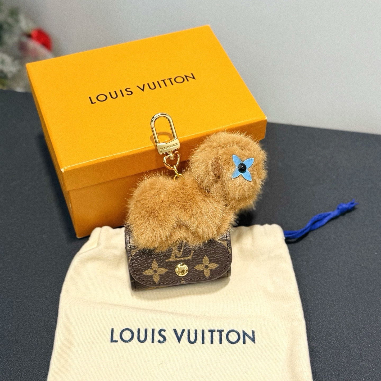 Брелок женский Louis Vuitton LV Cute Capybara коричневого цвета