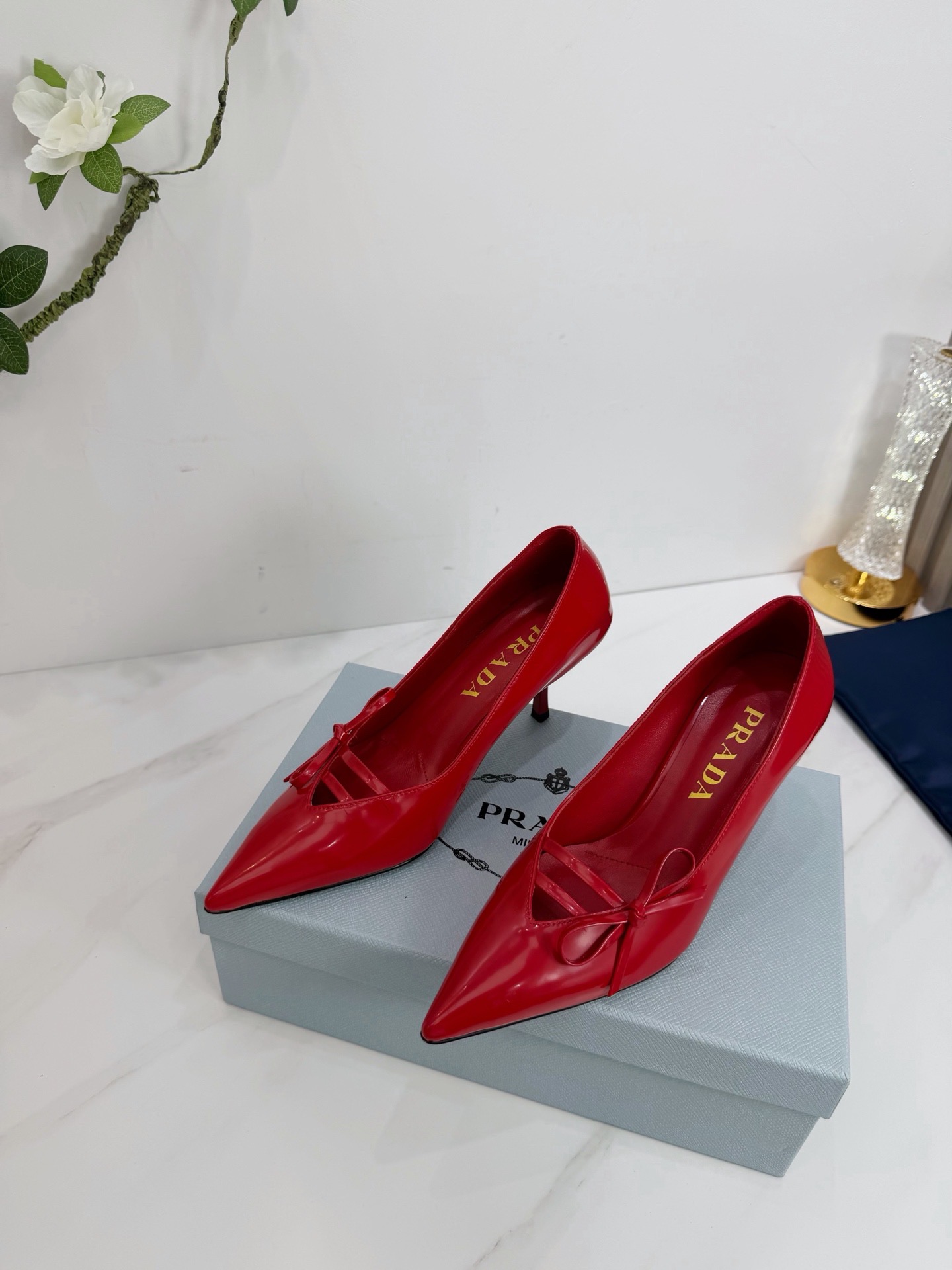 Туфли женские Prada с декоративным бантом красного цвета