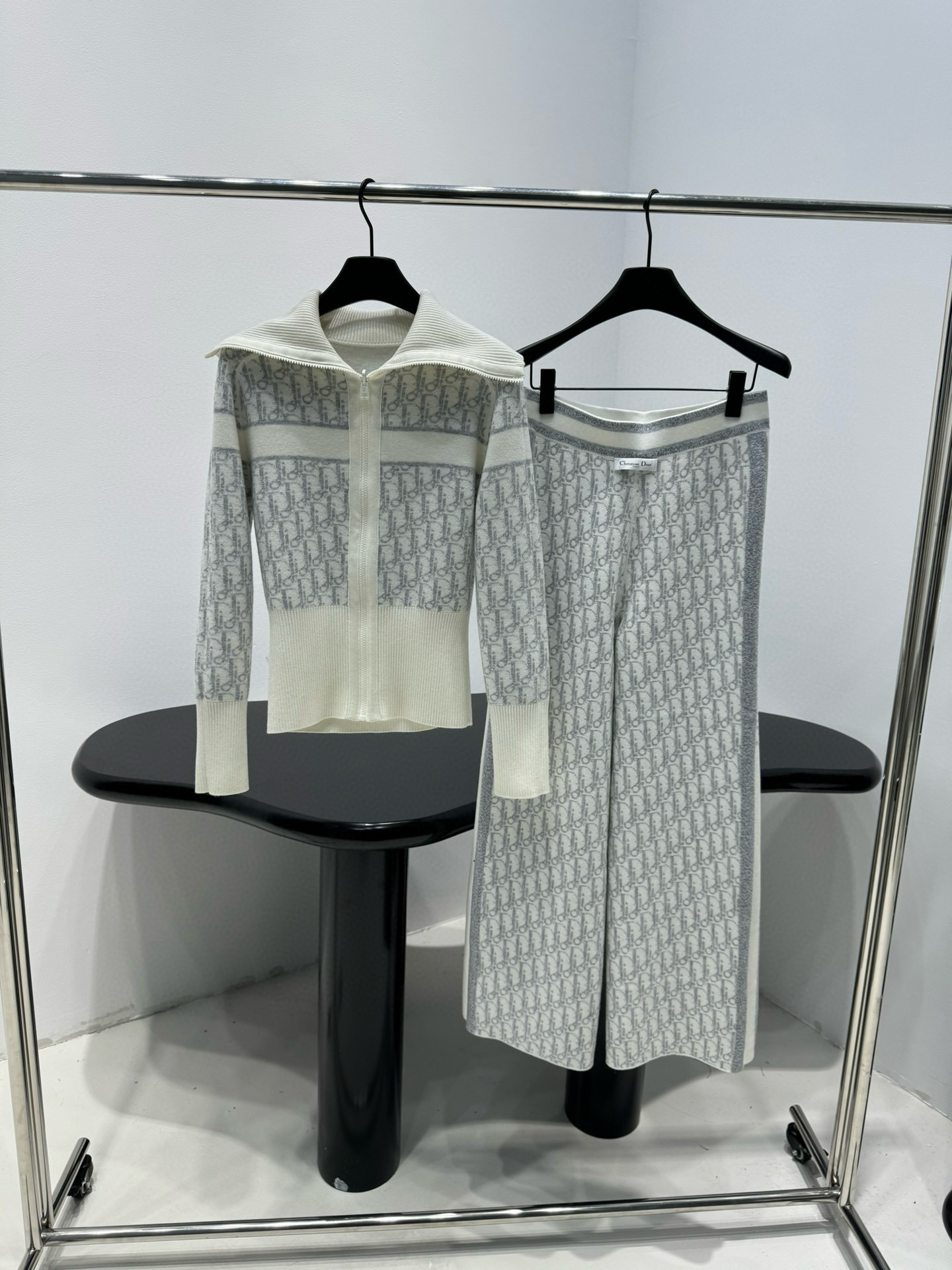 Брюки женские в стиле Dior из шерстяного трикотажа молочного цвета с жаккардовым узором