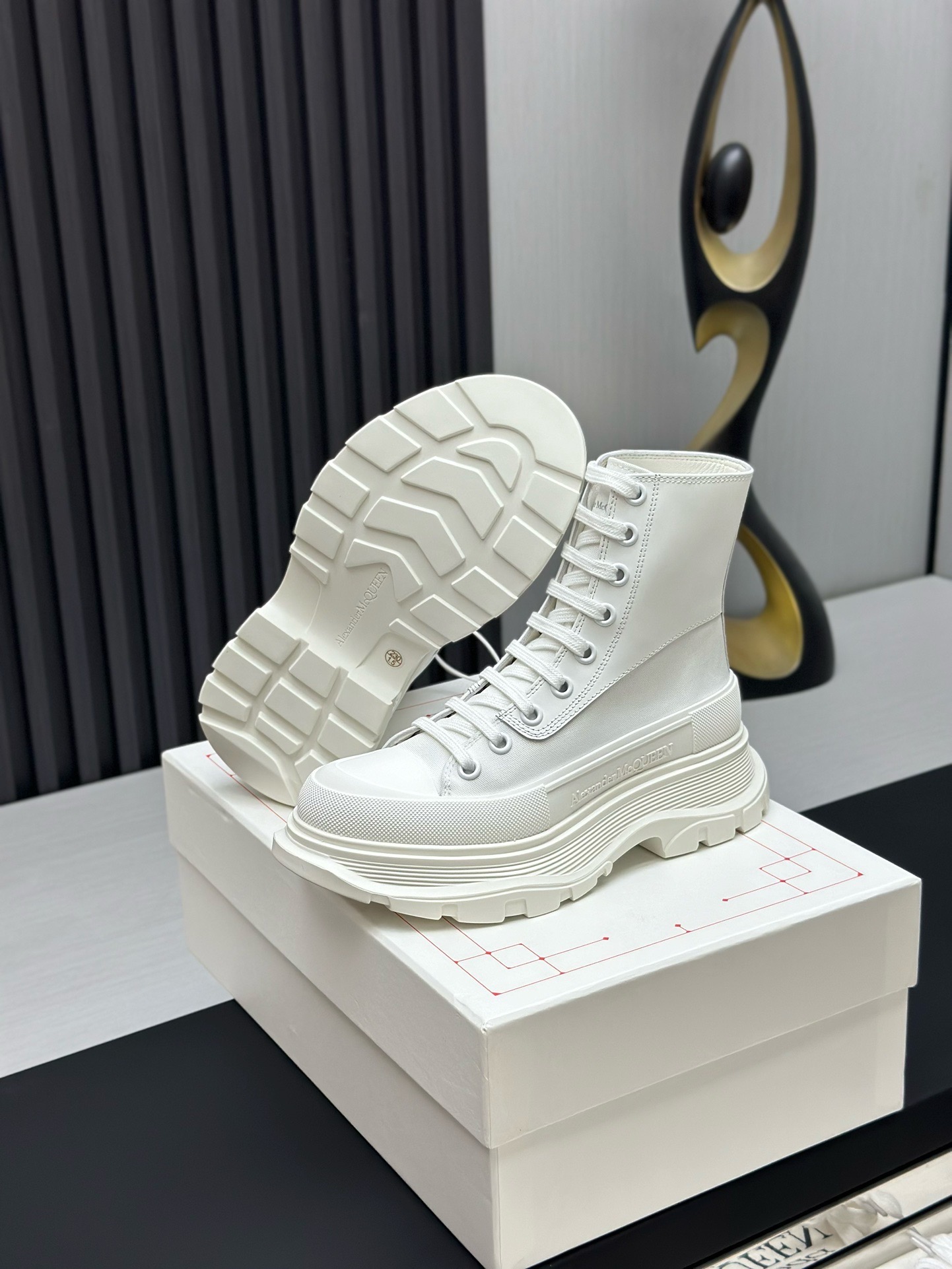 Кеды в стиле Alexander McQueen белого цвета
