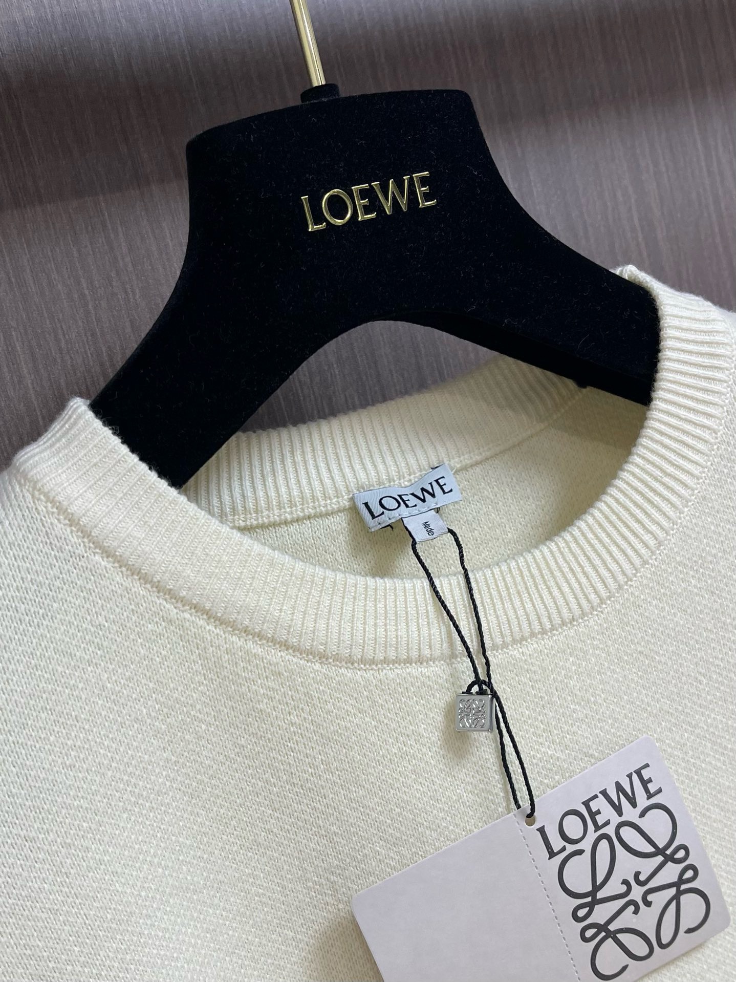 Свитер Loewe молочного цвета с жаккардовым мотивом Anagram