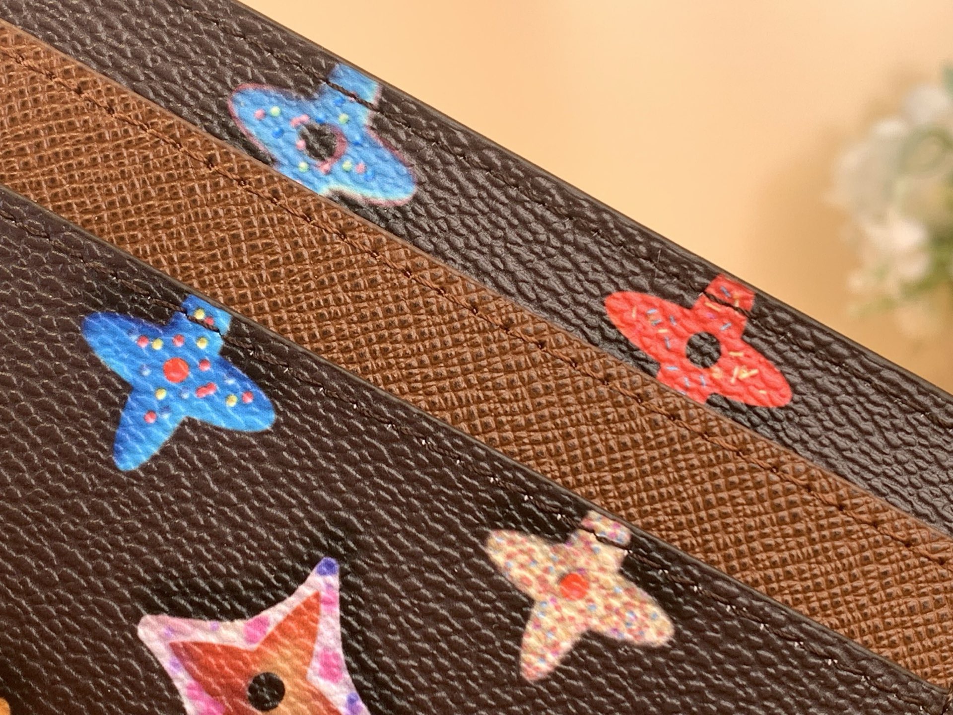 Картхолдер унисекс в стиле Louis Vuitton Double Monogram Donuts коричневого цвета