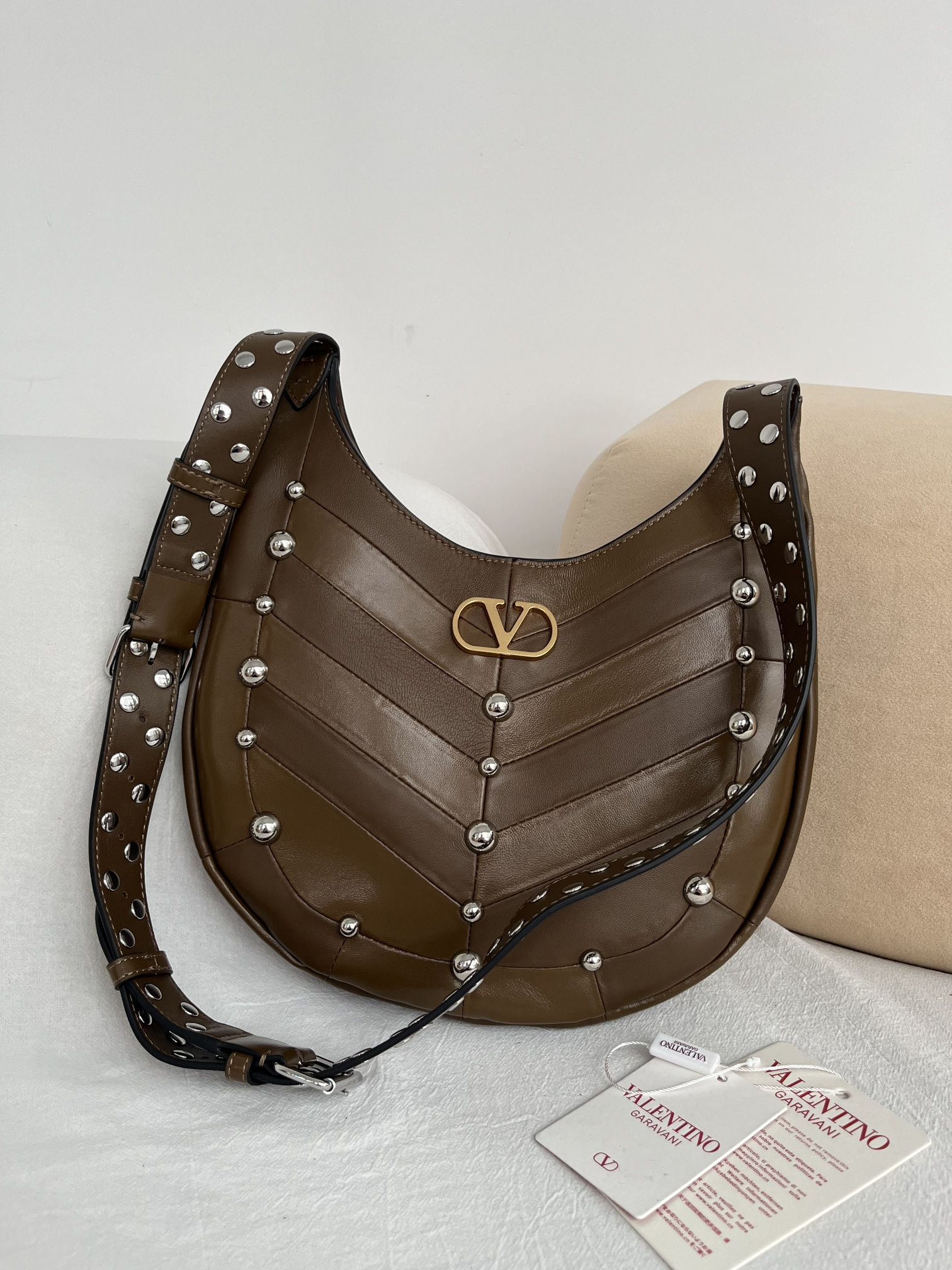 Сумка женская в стиле Valentino Garavani Hoboho Hobo коричневого цвета(28 см)
