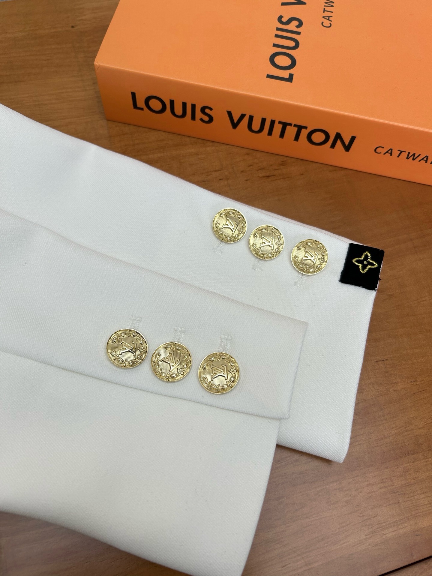 Жакет женский Louis Vuitton белого цвета с цепочным декором и фирменными пуговицами