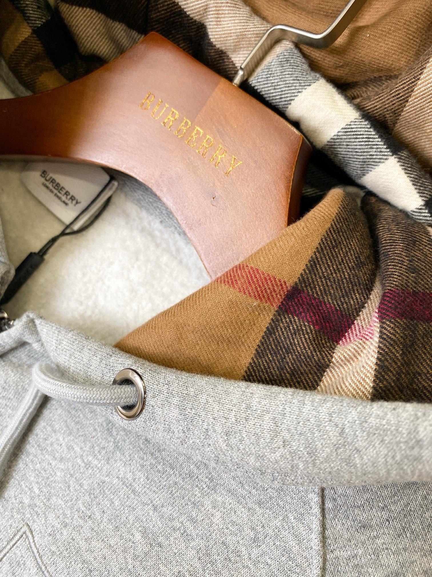 Худи унисекс в стиле Burberry из плотного футера с вышивкой серого цвета