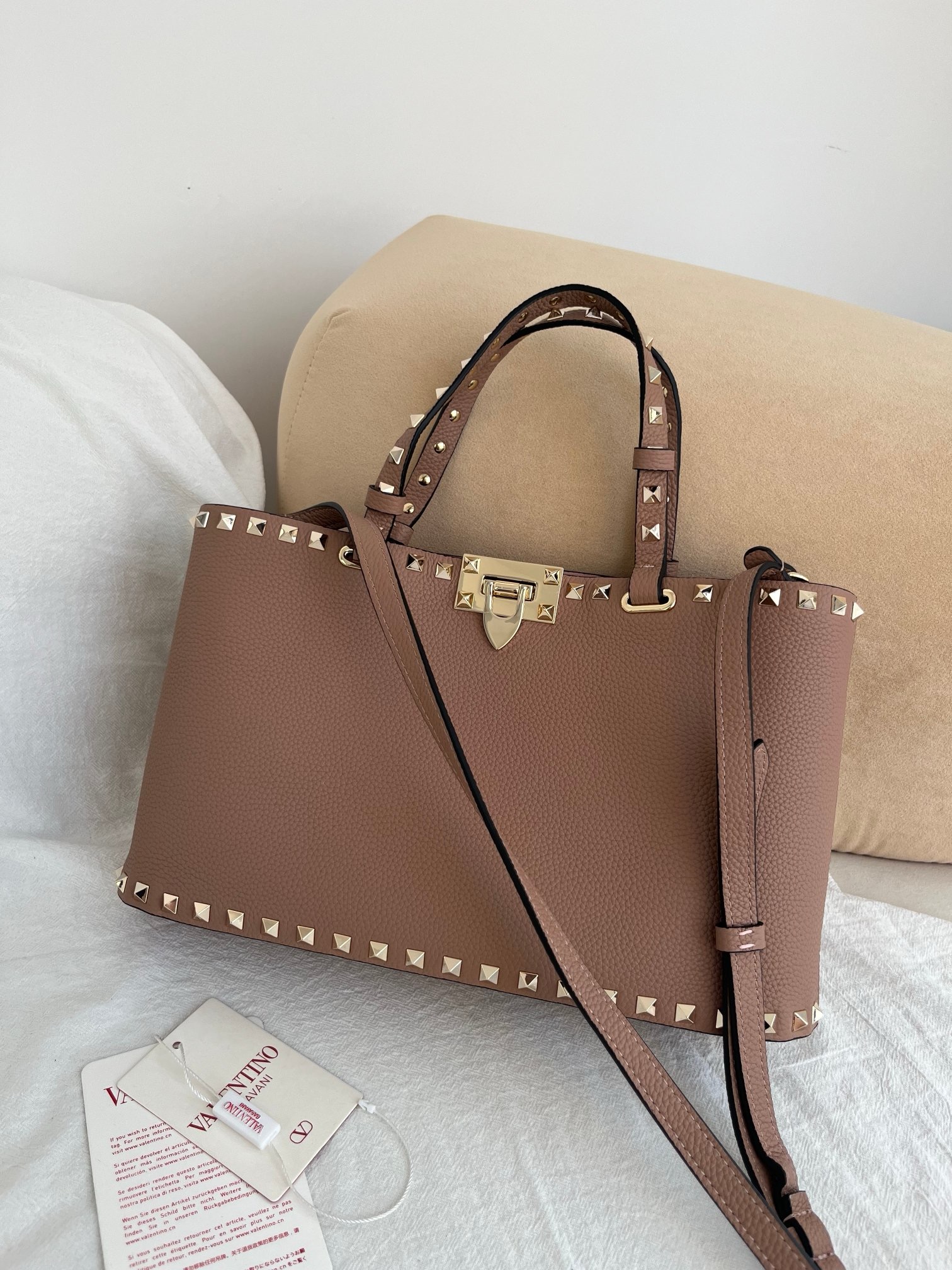 Сумка женская в стиле Valentino Garavani Rockstud таупового цвета