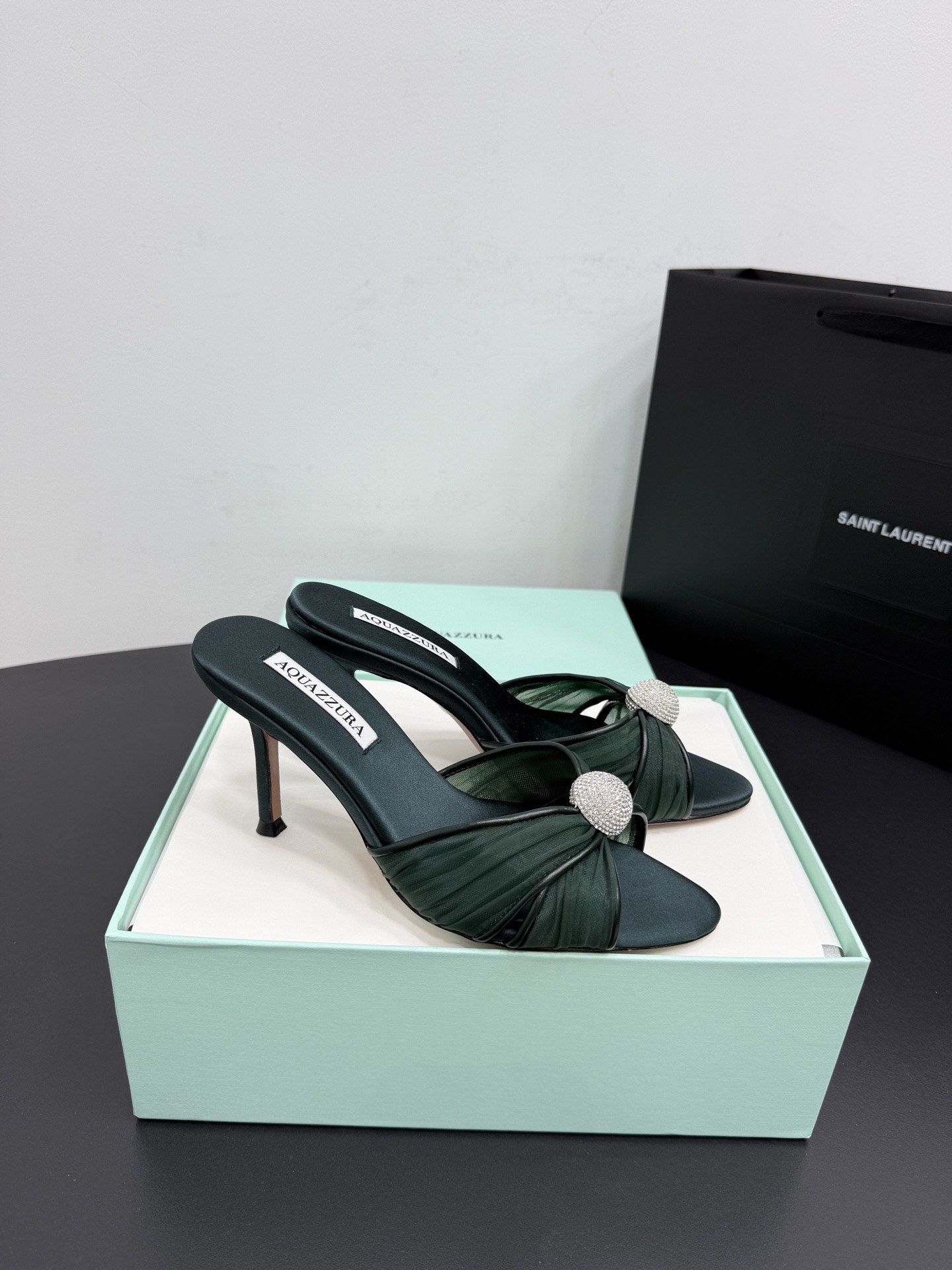 Мюли женские Aquazzura из натурального шёлка тёмно-зелёного цвета