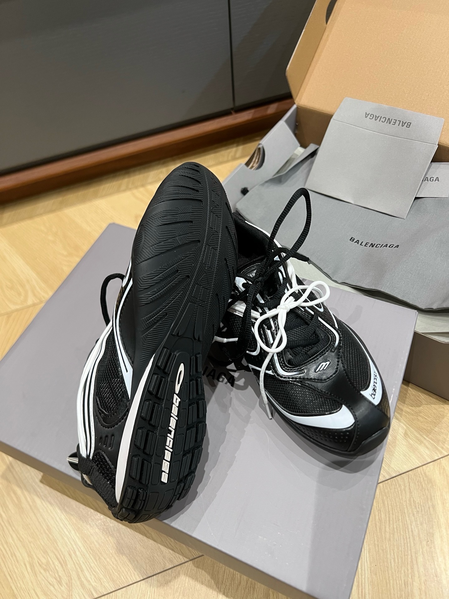 Кроссовки Balenciaga Radar чёрного цвета с серыми вставками
