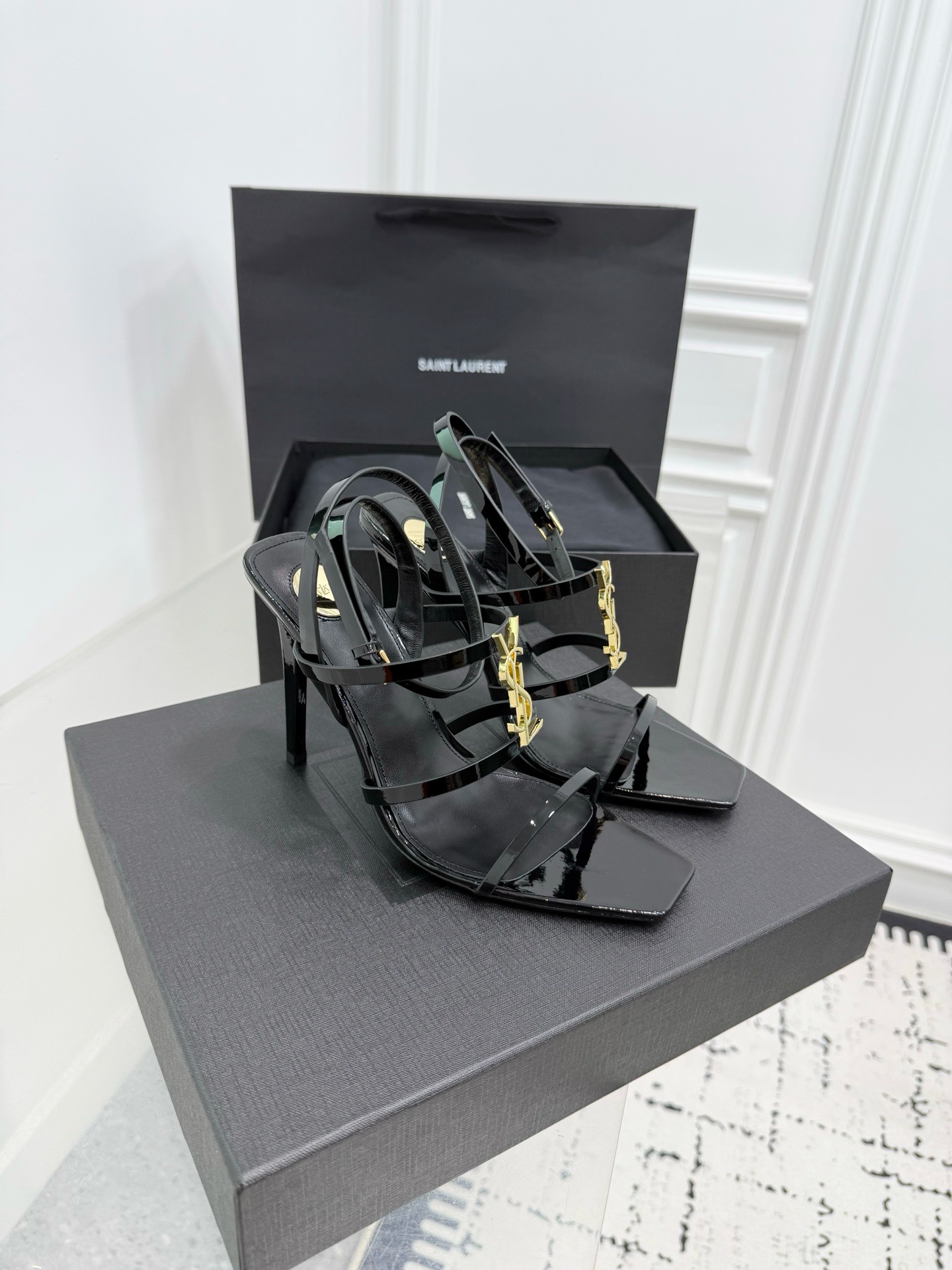 Босоножки женские в стиле Saint Laurent из лаковой натуральной кожи черного цвета